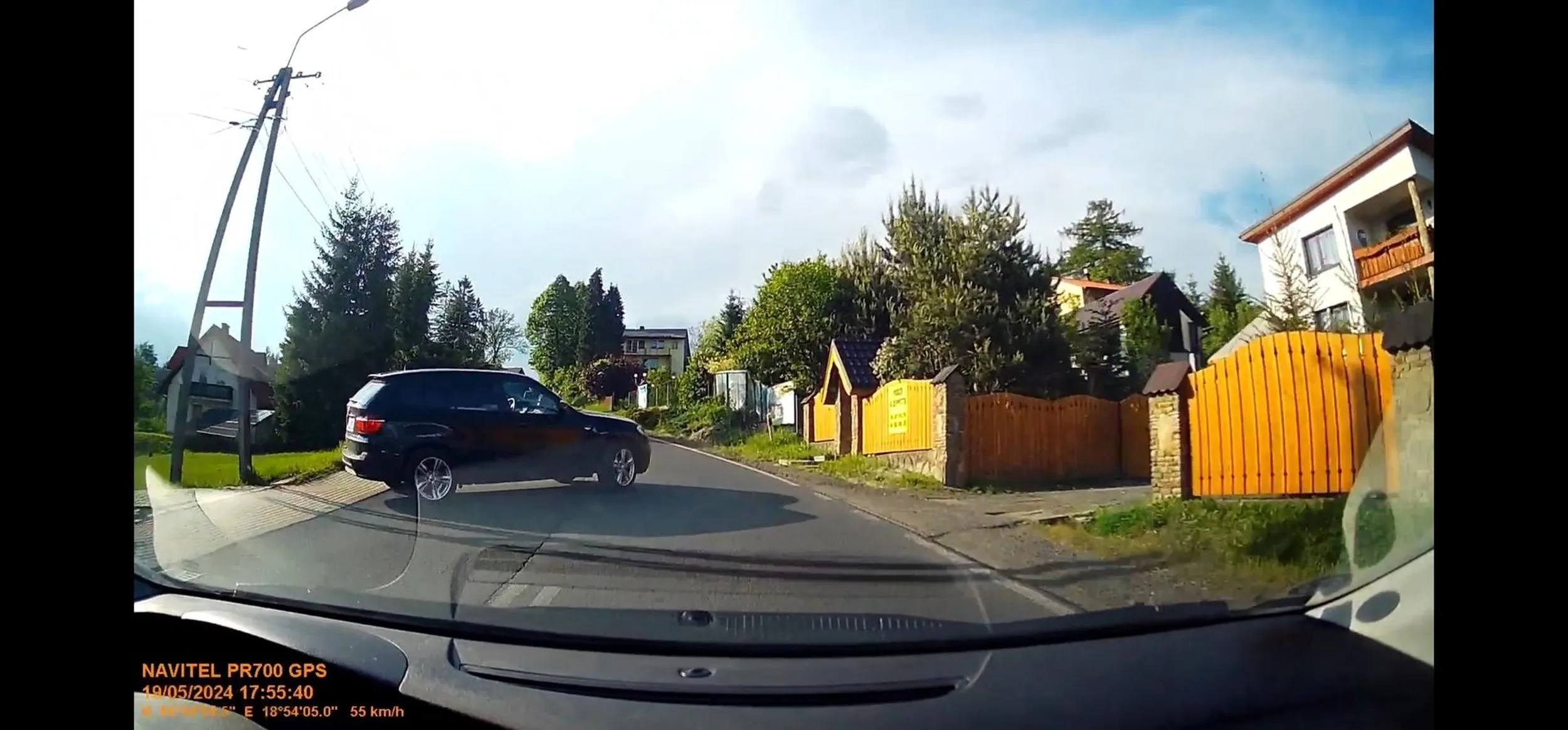 Laska... patrz do chole*y jasnej w lusterka. Wyjeżdżasz na pare metrów przed maskę,  nie patrzysz w ogole na drogę. Budzi cię dopiero pisk moich opon... i dopiero po 100m orient ze trzeba by przeprosić za taką akcje... słabo... bardzo słabo... dobrze że cudem nikt nie ucierpiał.