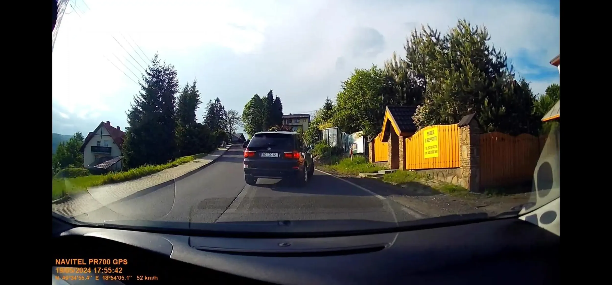 Laska... patrz do chole*y jasnej w lusterka. Wyjeżdżasz na pare metrów przed maskę,  nie patrzysz w ogole na drogę. Budzi cię dopiero pisk moich opon... i dopiero po 100m orient ze trzeba by przeprosić za taką akcje... słabo... bardzo słabo... dobrze że cudem nikt nie ucierpiał.