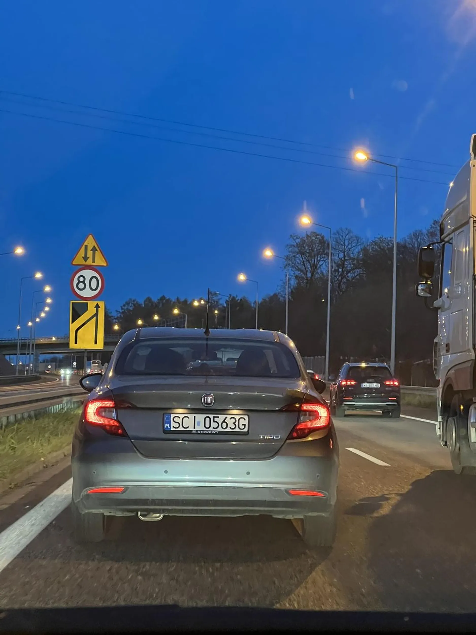 blokowanie lewego pasa przez ponad 30km po tym jak wcześniej prawie doprowadził do kolizji. zwykła faja co swoje zmartwienia powinna leczy u urologa a nie na drodze… i patrz w lusterka, bo innym razem ktoś może już nie zahamować.