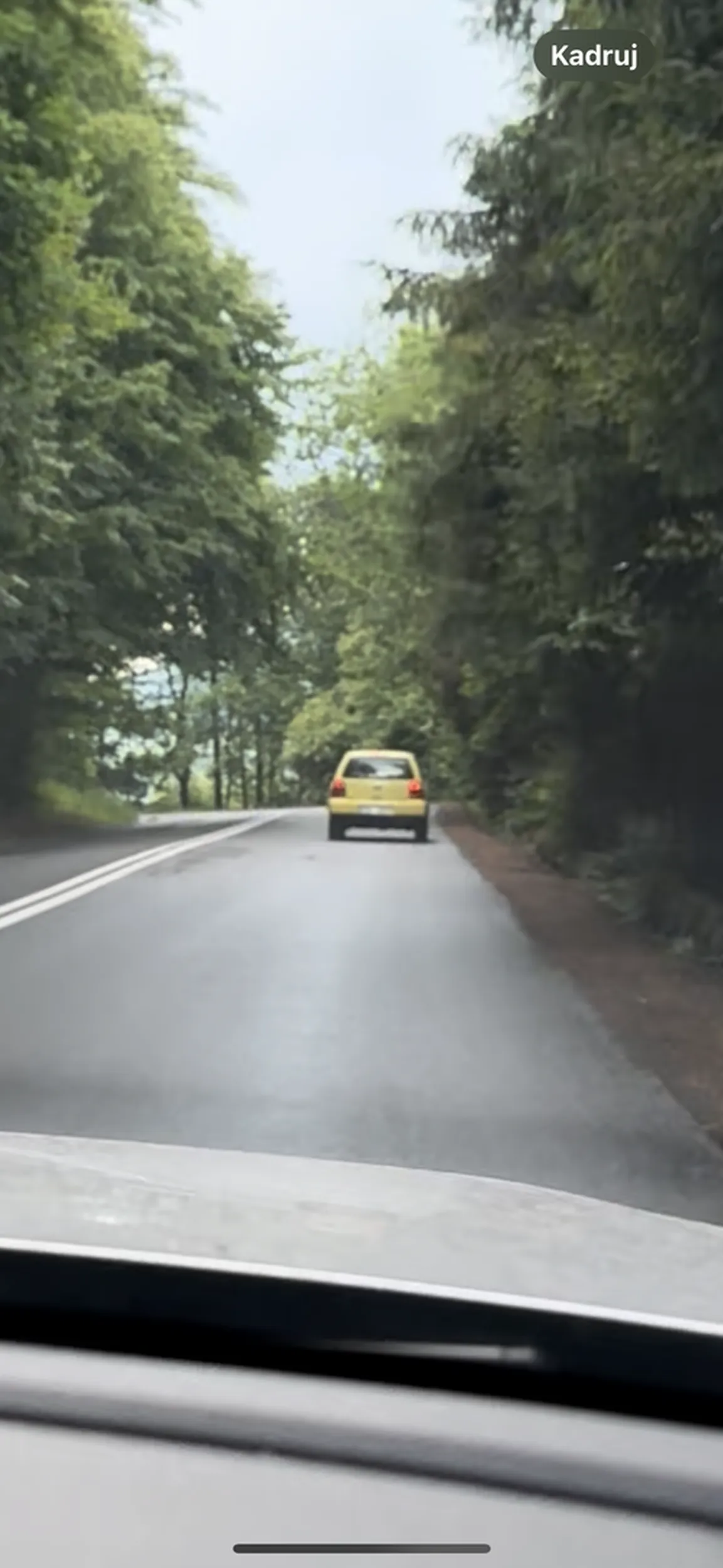 Kierowca spowodował wypadek i uciekł z miejsca zdarzenia. Nie udzielił pomocy. Podczas ucieczki jechał pod prąd i na zakręcie mógł spodowowac kolejny wypadek i zderzyć się czołowo….