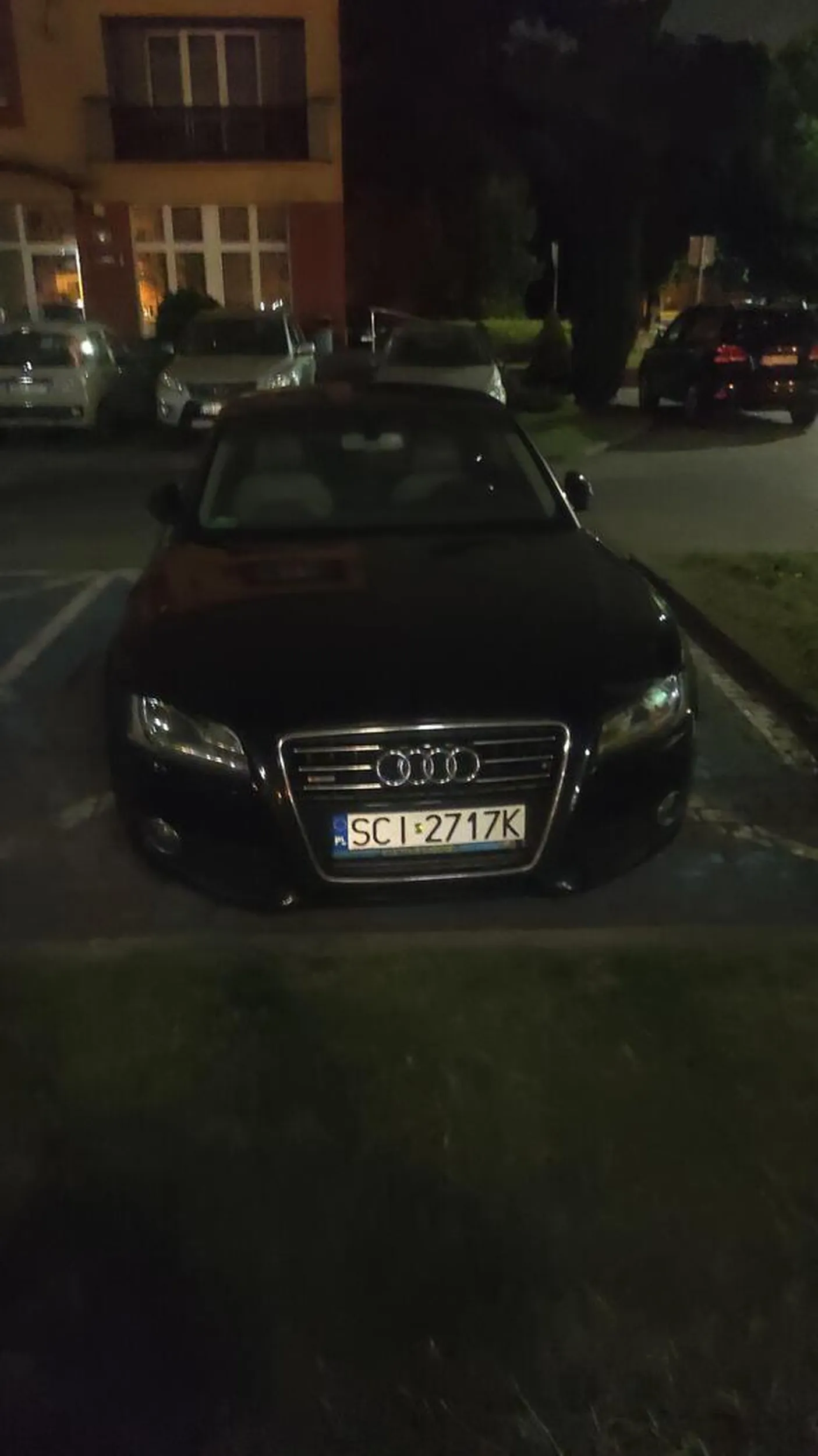 Parkowanie na miejscu dla niepełnosprawnych bez uprawnień. Kierowca nieudolnie tłumaczył, że przyjechał do chorej koleżanki.