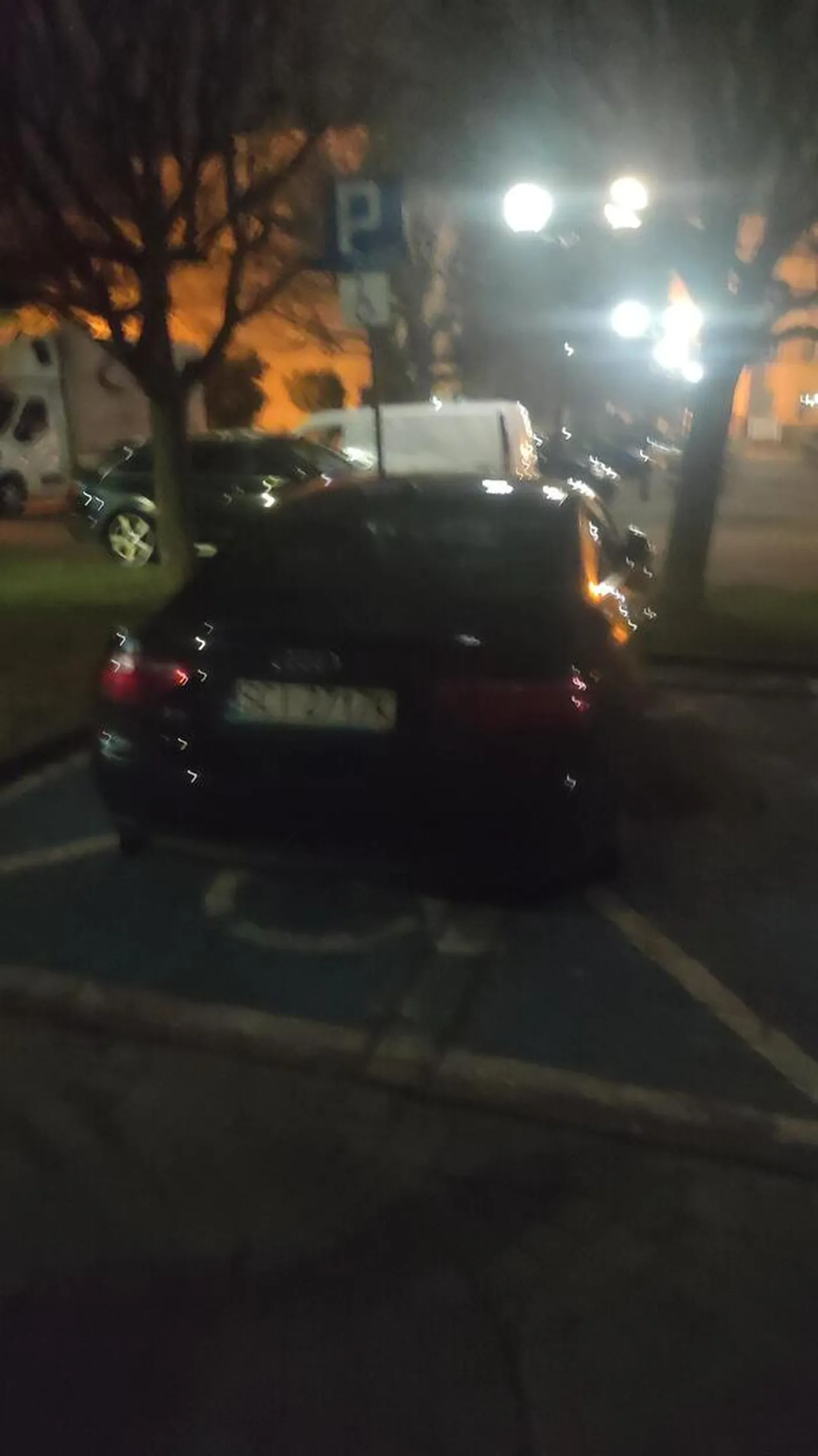 Parkowanie na miejscu dla niepełnosprawnych bez uprawnień. Kierowca nieudolnie tłumaczył, że przyjechał do chorej koleżanki.