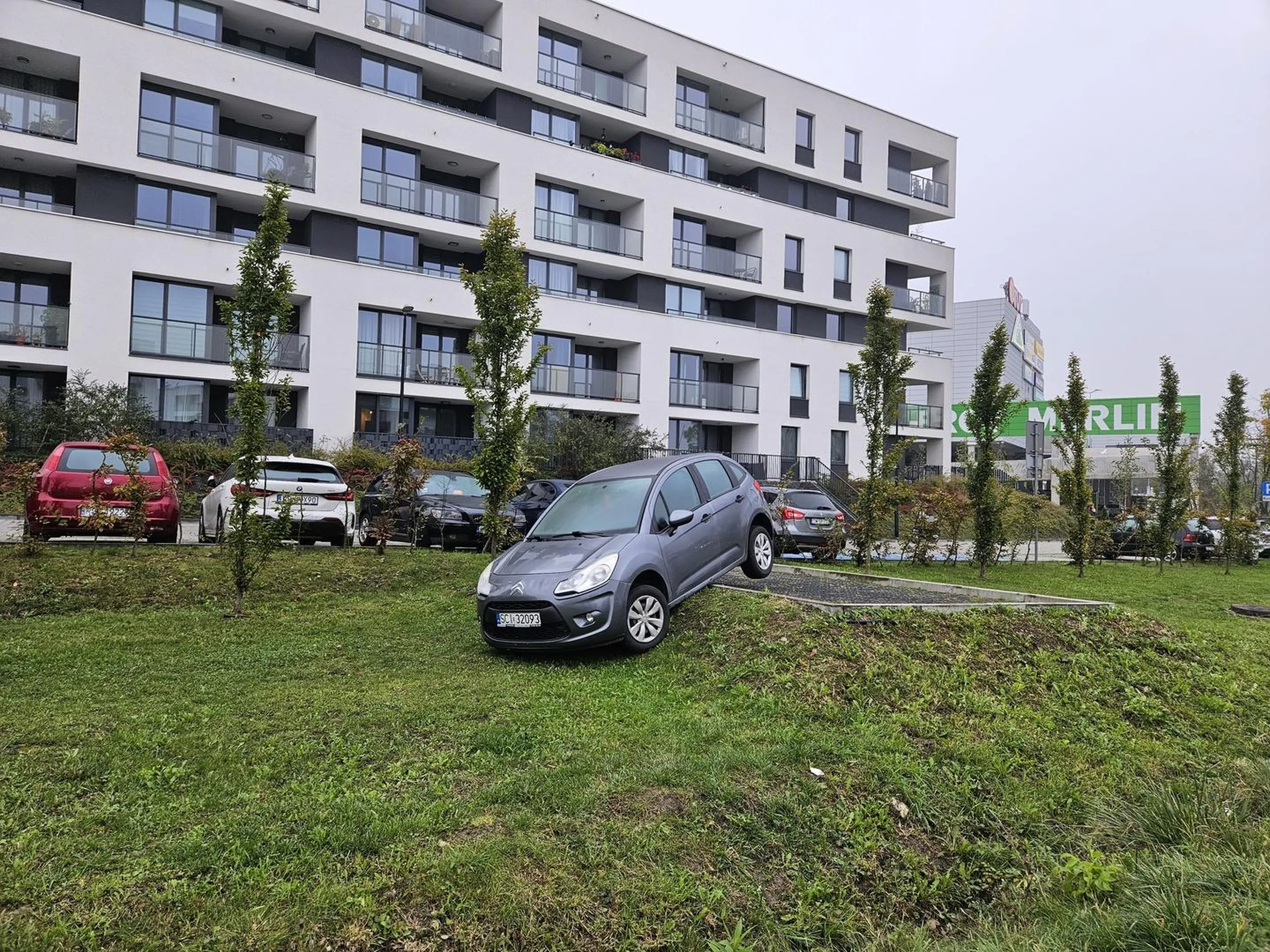 Proszę nie jeździć po terenach zielonych.