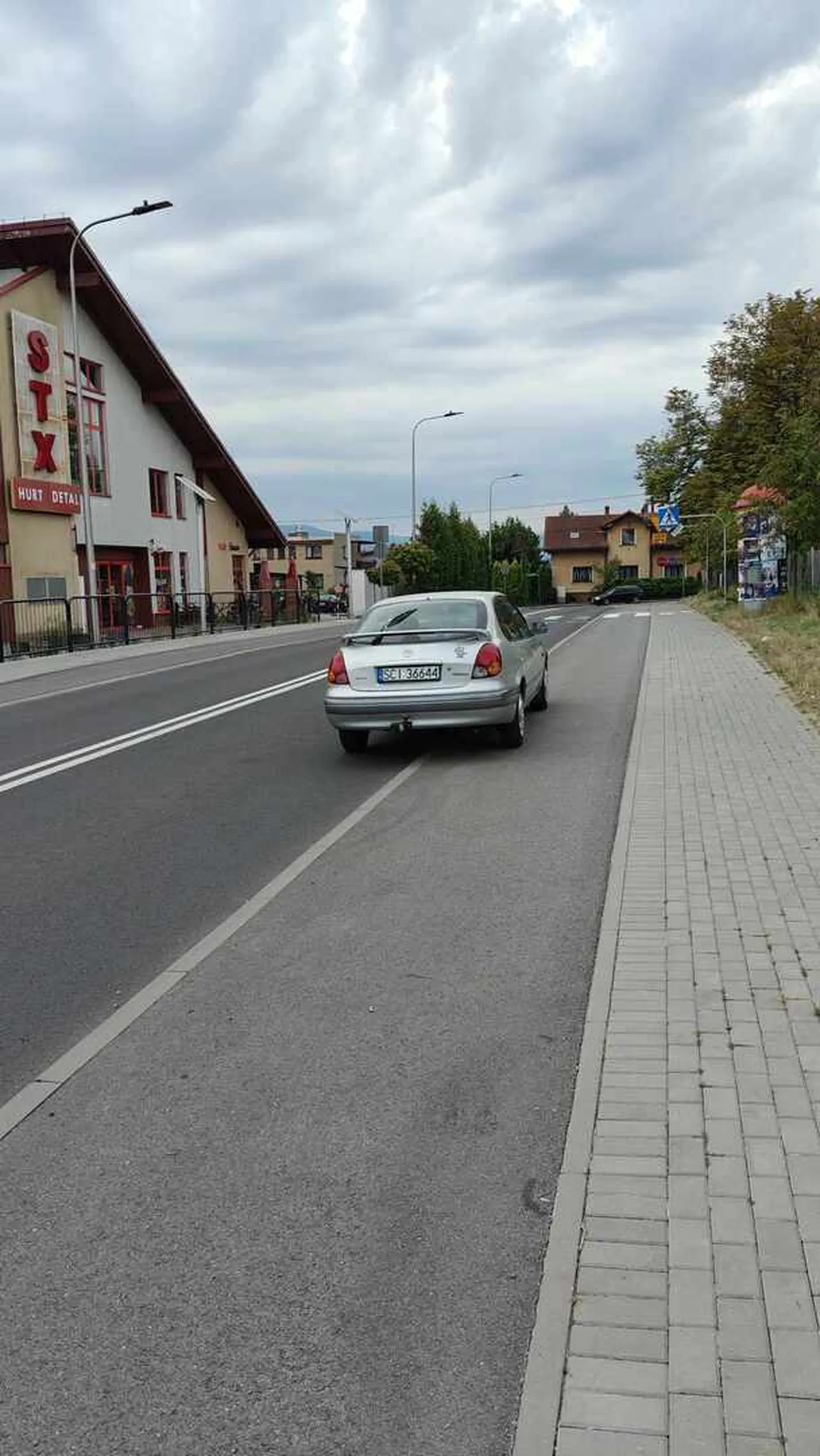 Dobrze, że miasto zrobiło nową ścieżkę rowerową, w końcu jest gdzie parkować, prawda? Podkreślam, że jakieś 20 metrów dalej całkiem dobrze mają się dwa puste o tej porze spore parkingi, jest w czym wybierać.