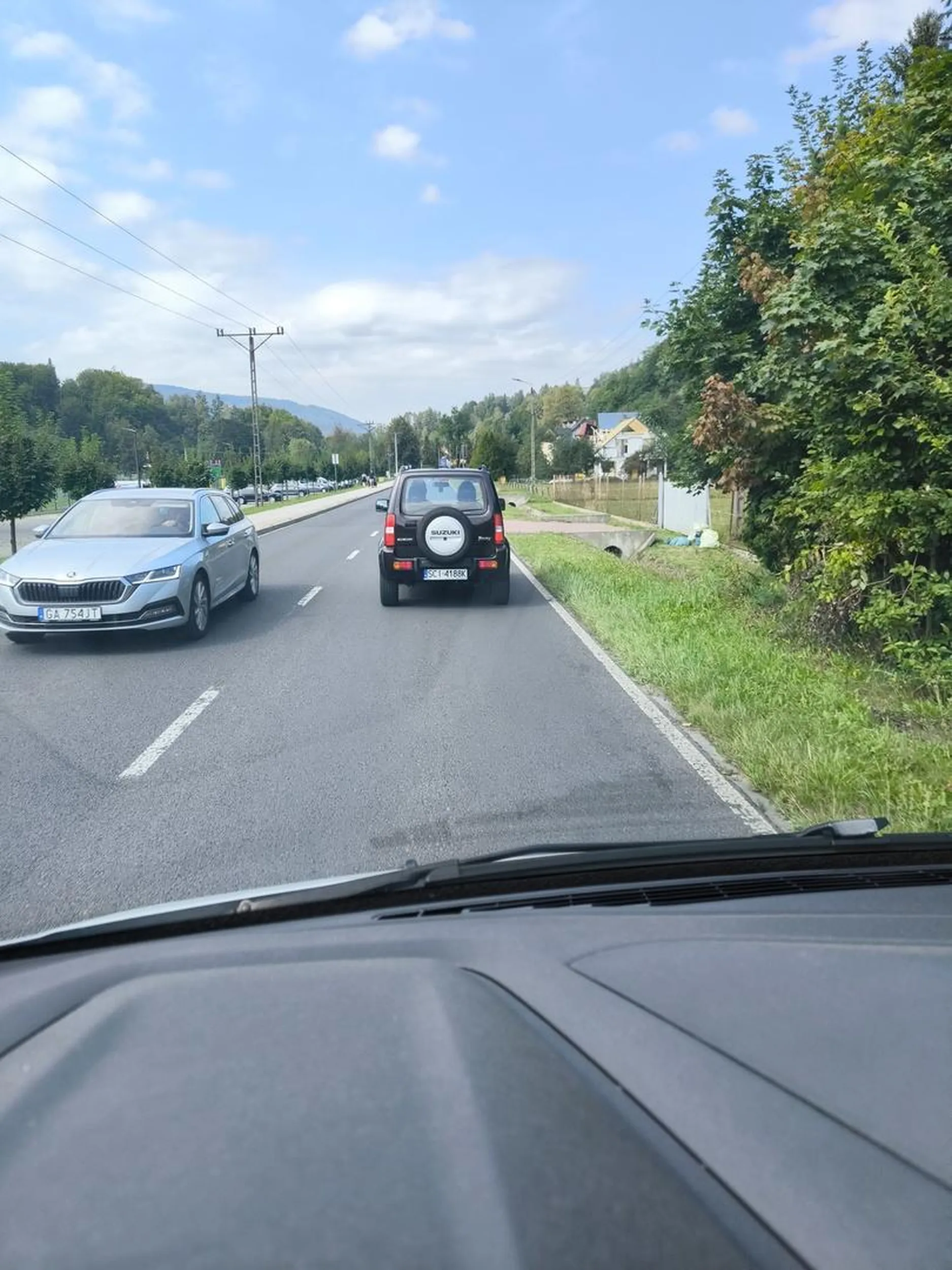 Gamoń trąbi na poprawnie skręcający samochód. Gdzie ci się spieszy głąbie?