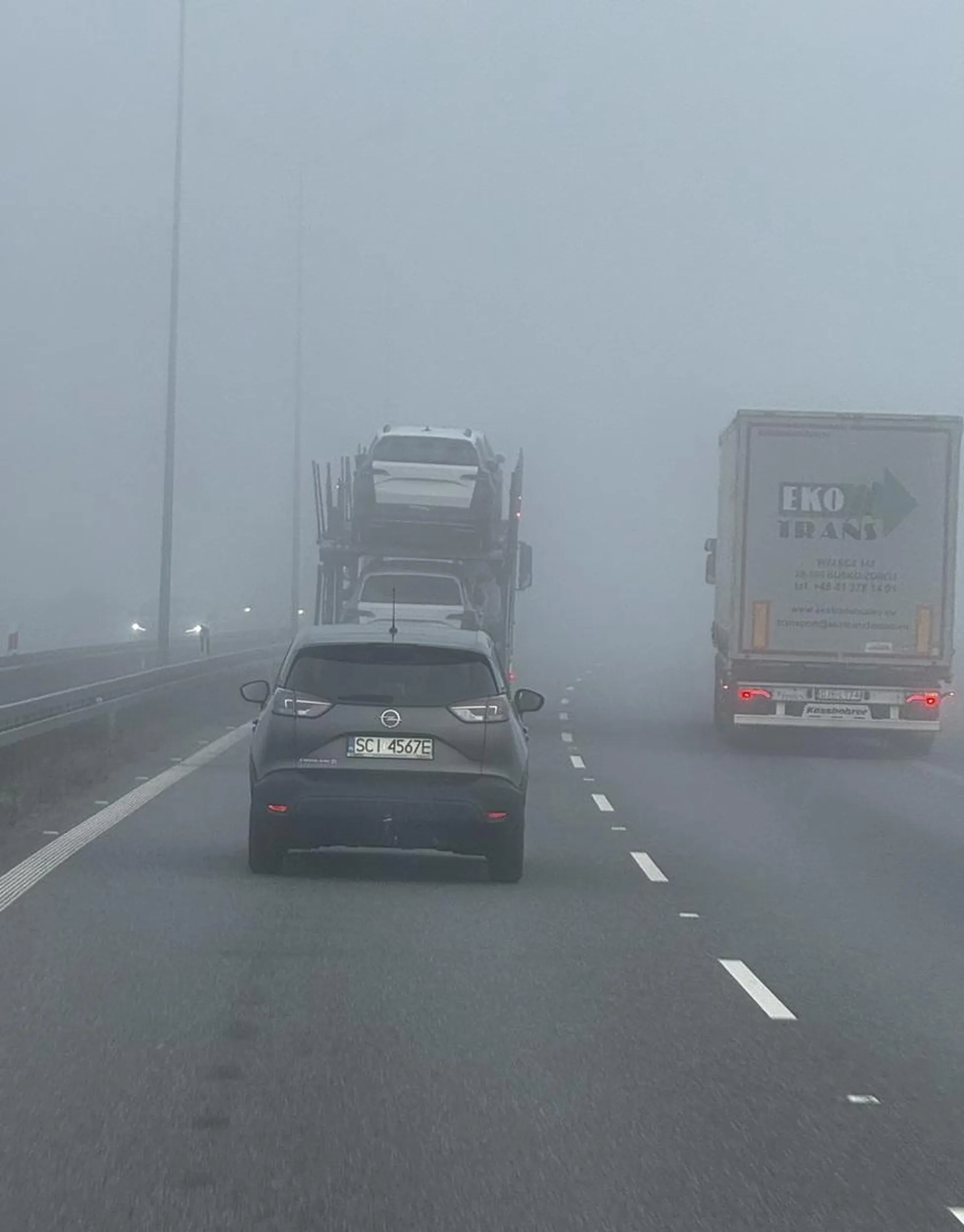 Odklejony oszołom jeżdżący AUTOSTRADĄ A4 w dość gęstej mgle BEZ świateł. Prawo jazdy znalezione w paczce chipsów