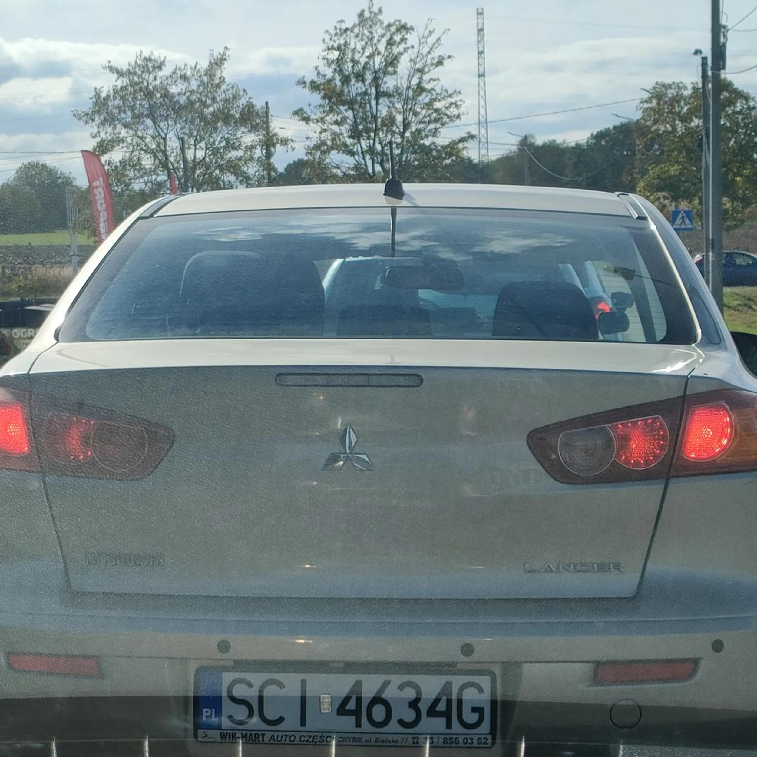 Nawiedzona kobieta wyprzedza i hamuje ciesząc się jak głupia do sera. Nie polecam tej pani