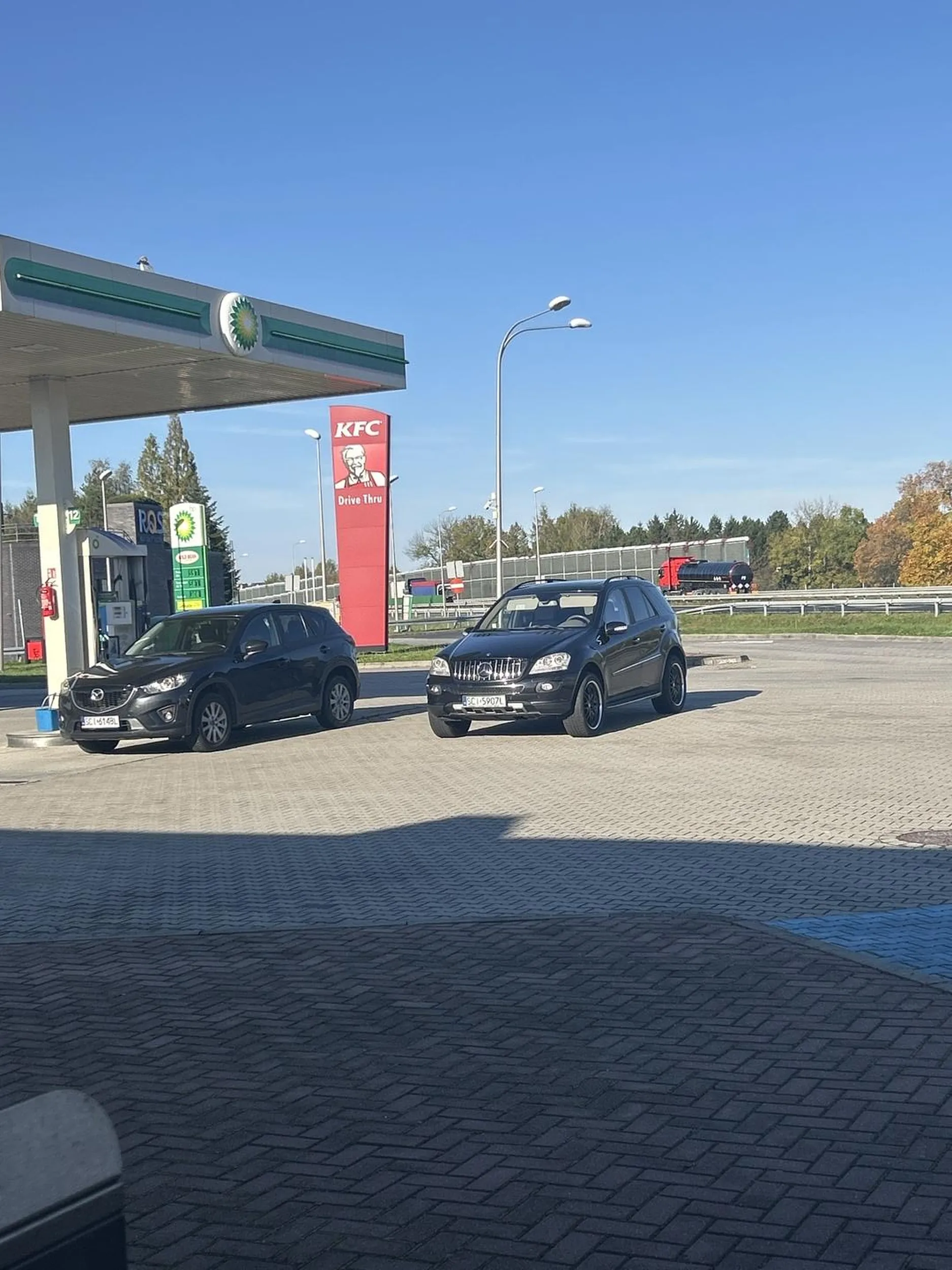 Kierowca owego pojazdu wybrał sobie idealne miejsce na zaparkowanie i pójście na stacje,przy tym lekceważąc wolne miejsca parkingowe