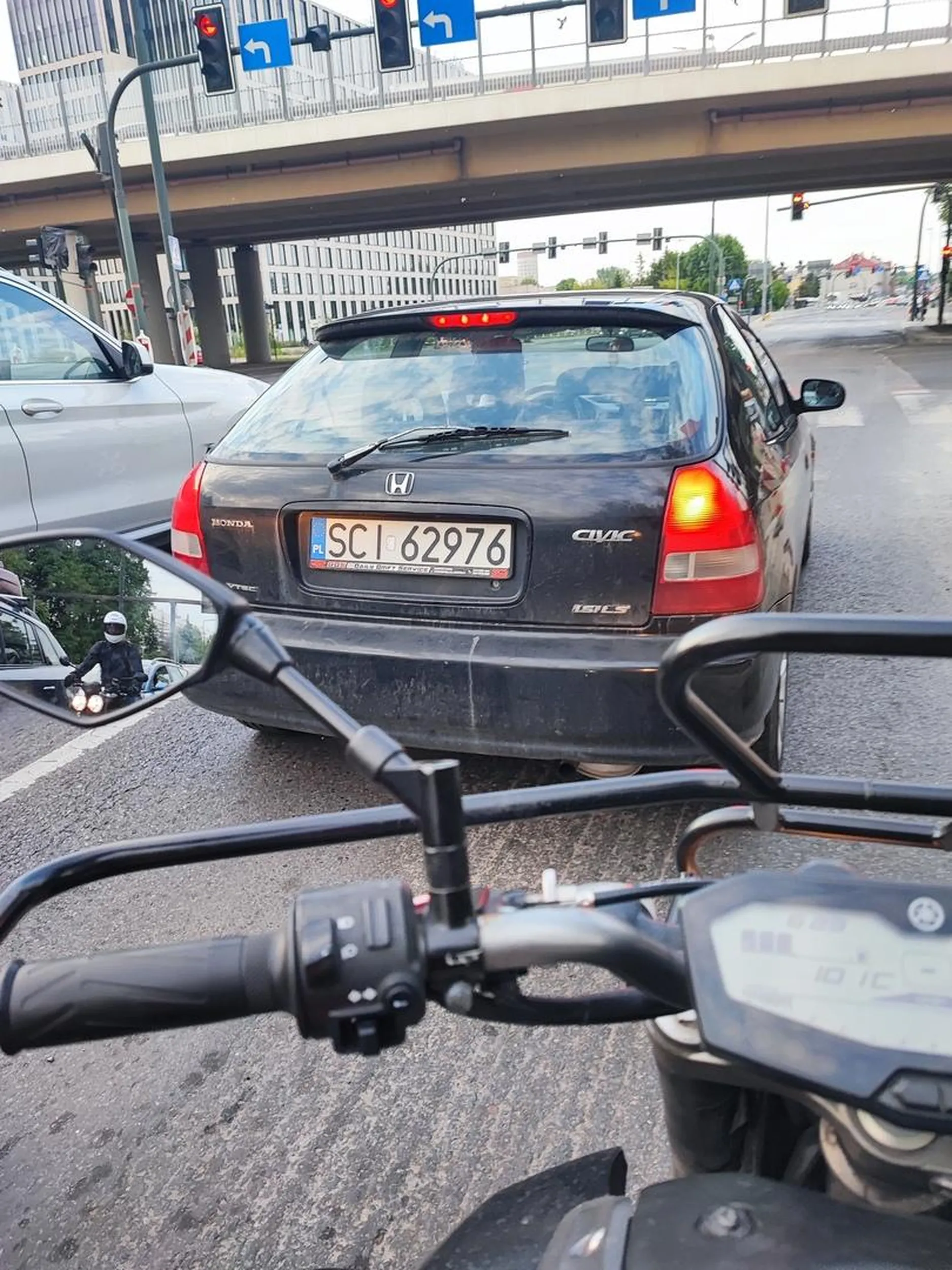 Nie pozdrawiam kierowcy, który na centymetry wyprzedzał naukę jazdy, aby następnie blokować ją i wyzywać na światłach.