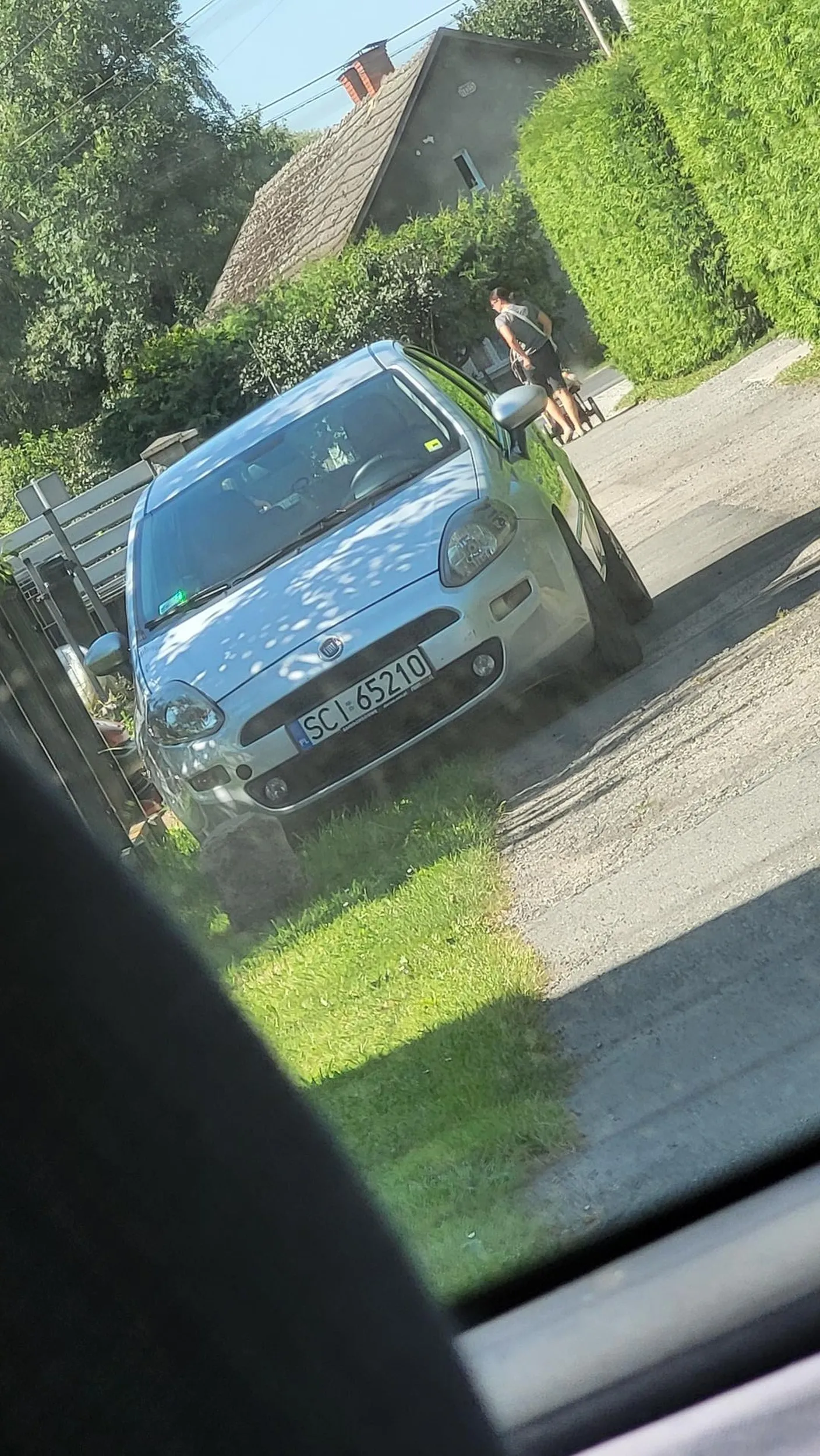 Radzę nauczyć się parkować 1. Trawnik przed posesja nie służy do parkowania 2 tą drogą prowadzi również do budynków mieszkalnych