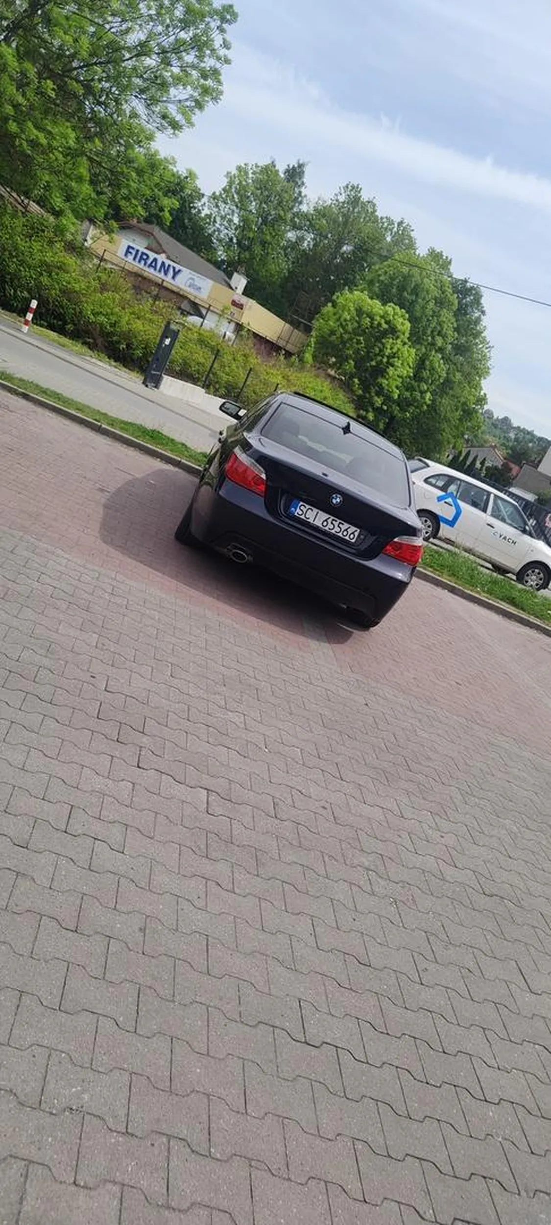 kretyn, ale to typowe dla kierowcy bmw