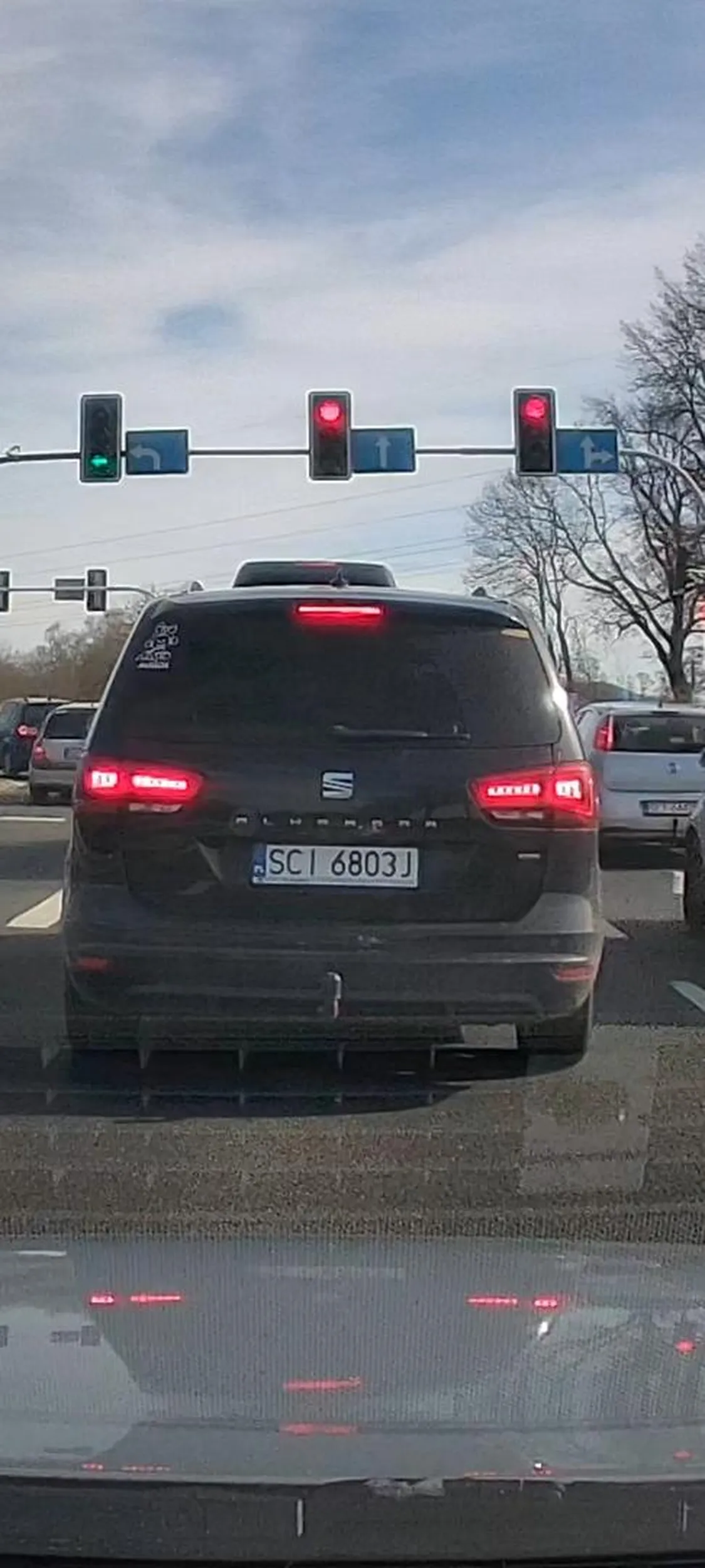 Kierowca tego samochodu przekracza prędkość dopuszczalna, wyprzedza z prawej oraz mruga światłami