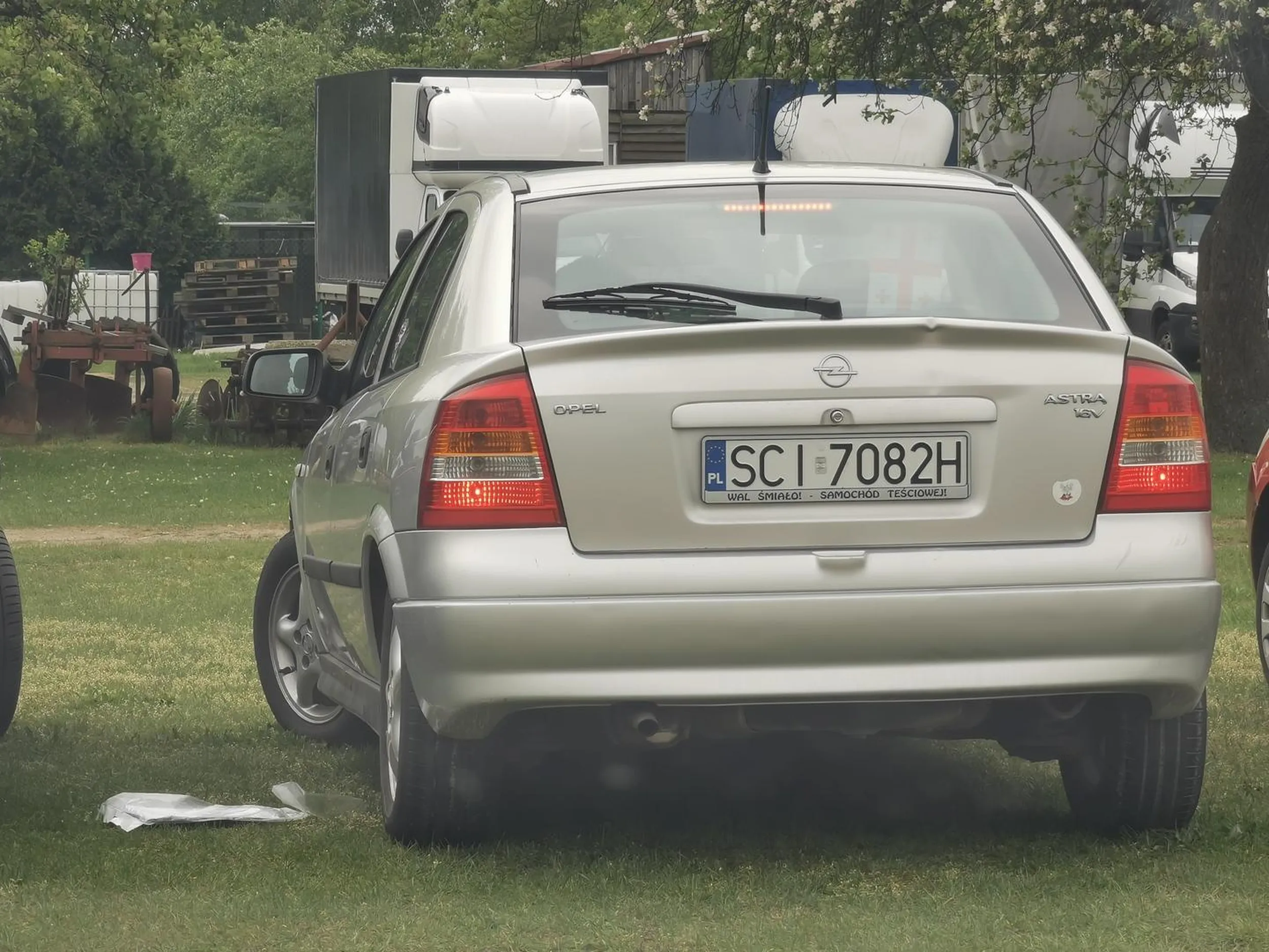 Kupił sobie dałn pokrowce na fotele wypakował założył, a opakowanie pod auto.