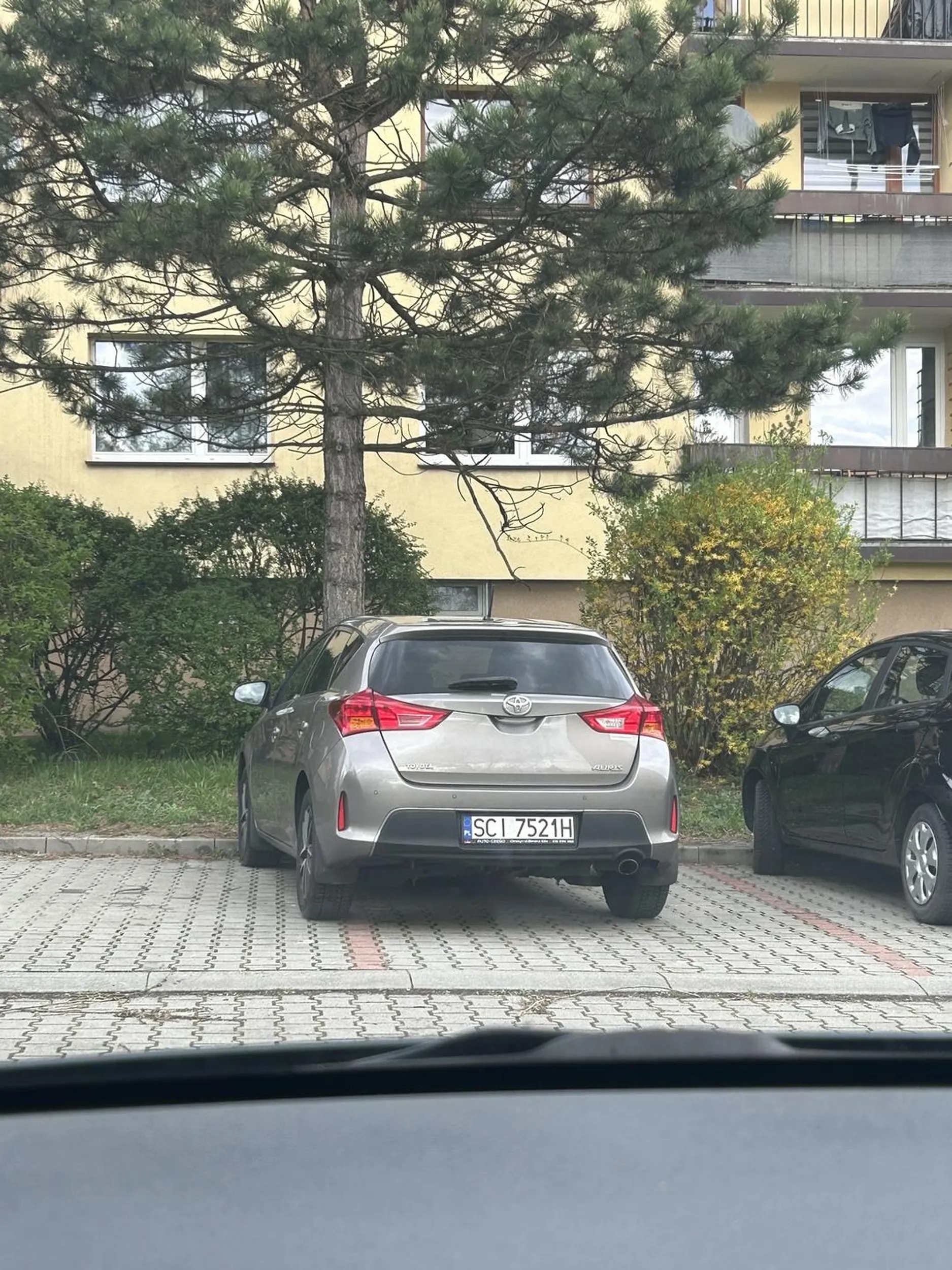 Parkujesz na dwóch miejscach pacanie haha