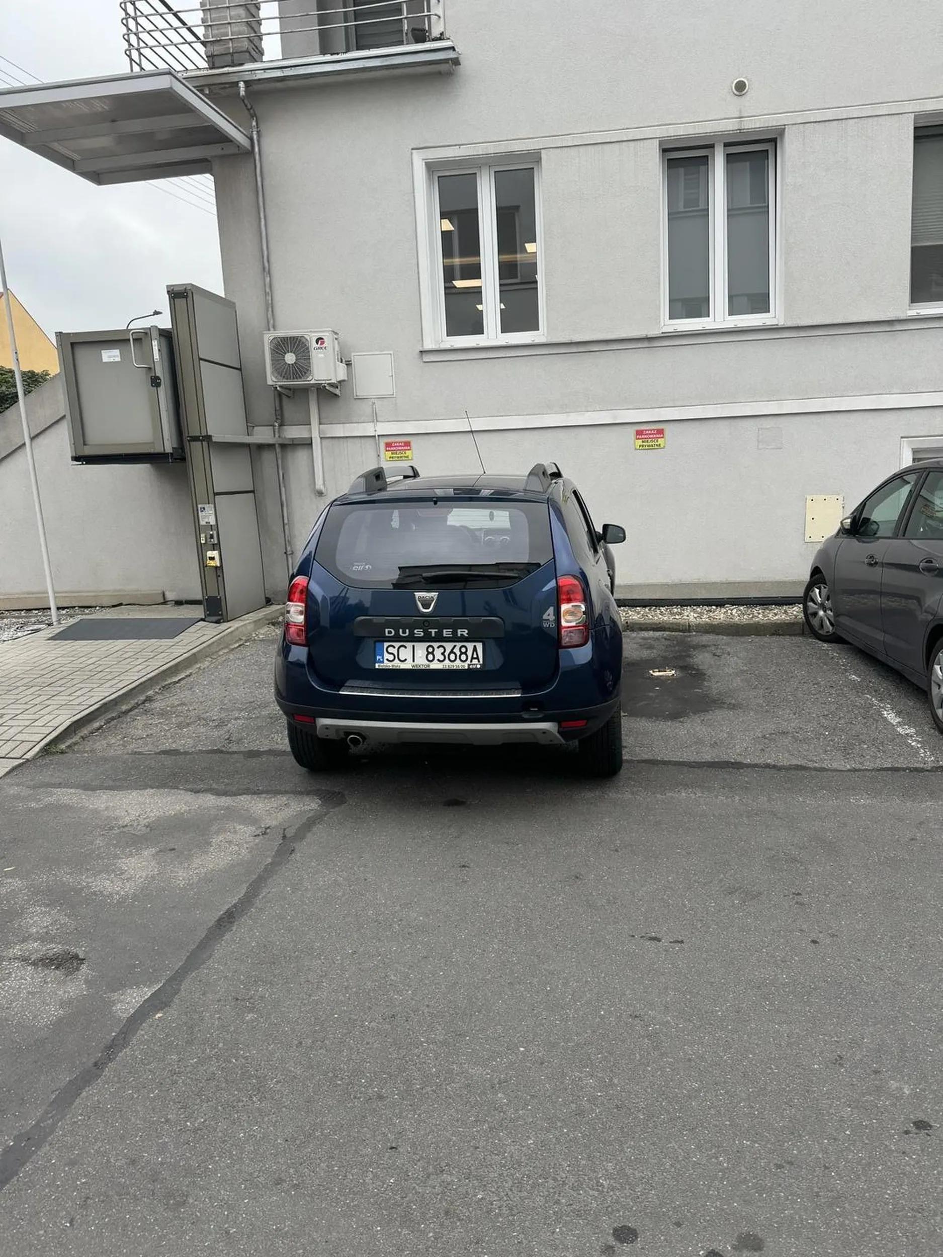 Starszy Pan z tupecikiem po zwróceniu uwagi że parkuje na dwóch miejscach - odpowiada że mógł na trzech i żebym wypier**** bo mi oczy wykłuje !! Przestraszył mnie tymi bluzgami ?