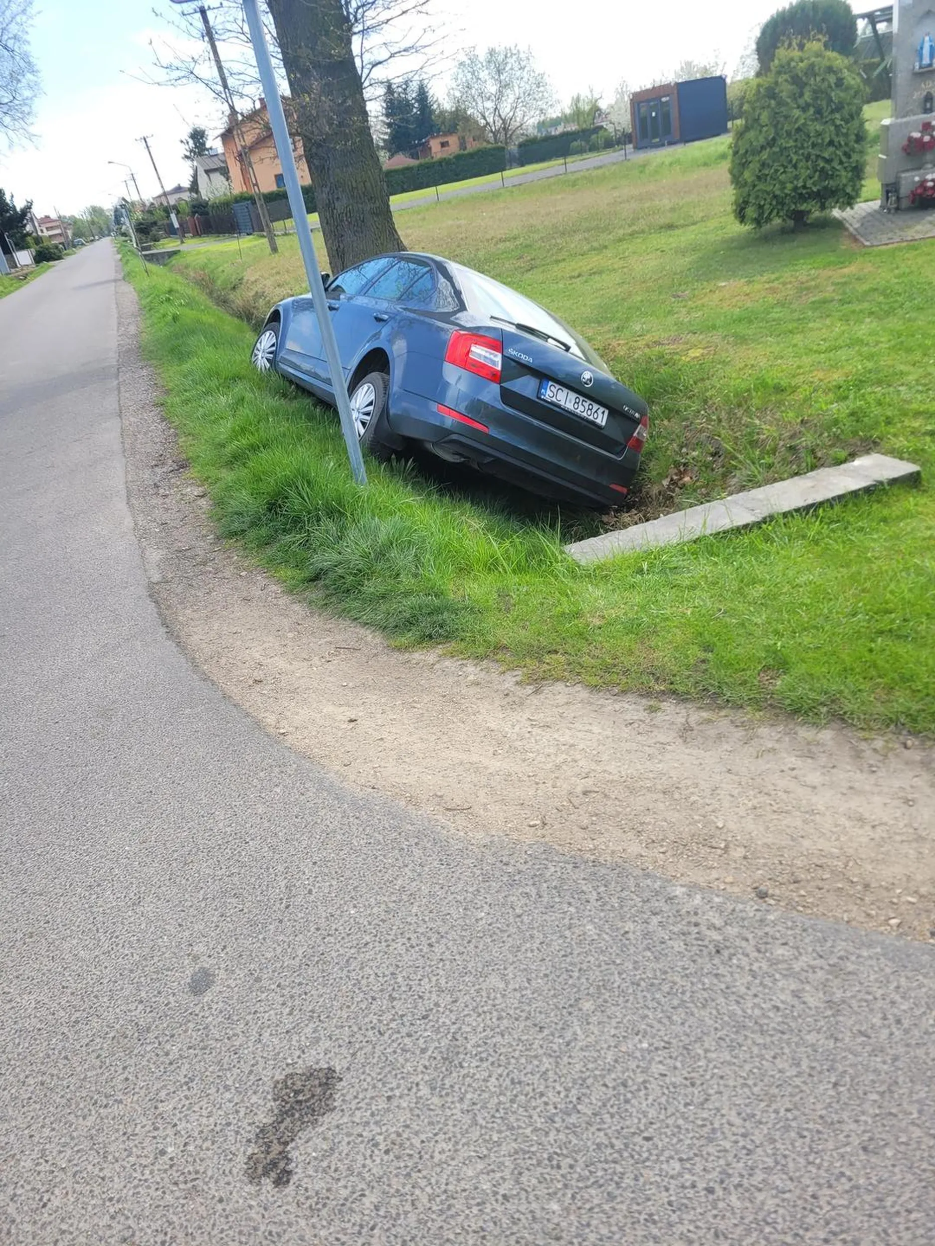 Chciałbym pochwalić kierowcę za niesamowite umiejętności parkowania, zaparkował w rowie nie niszcząc przy tym trawnika, ani nie zostawiając śladów opon na asfalcie. Takich kierowców potrzebujemy więcej ;)