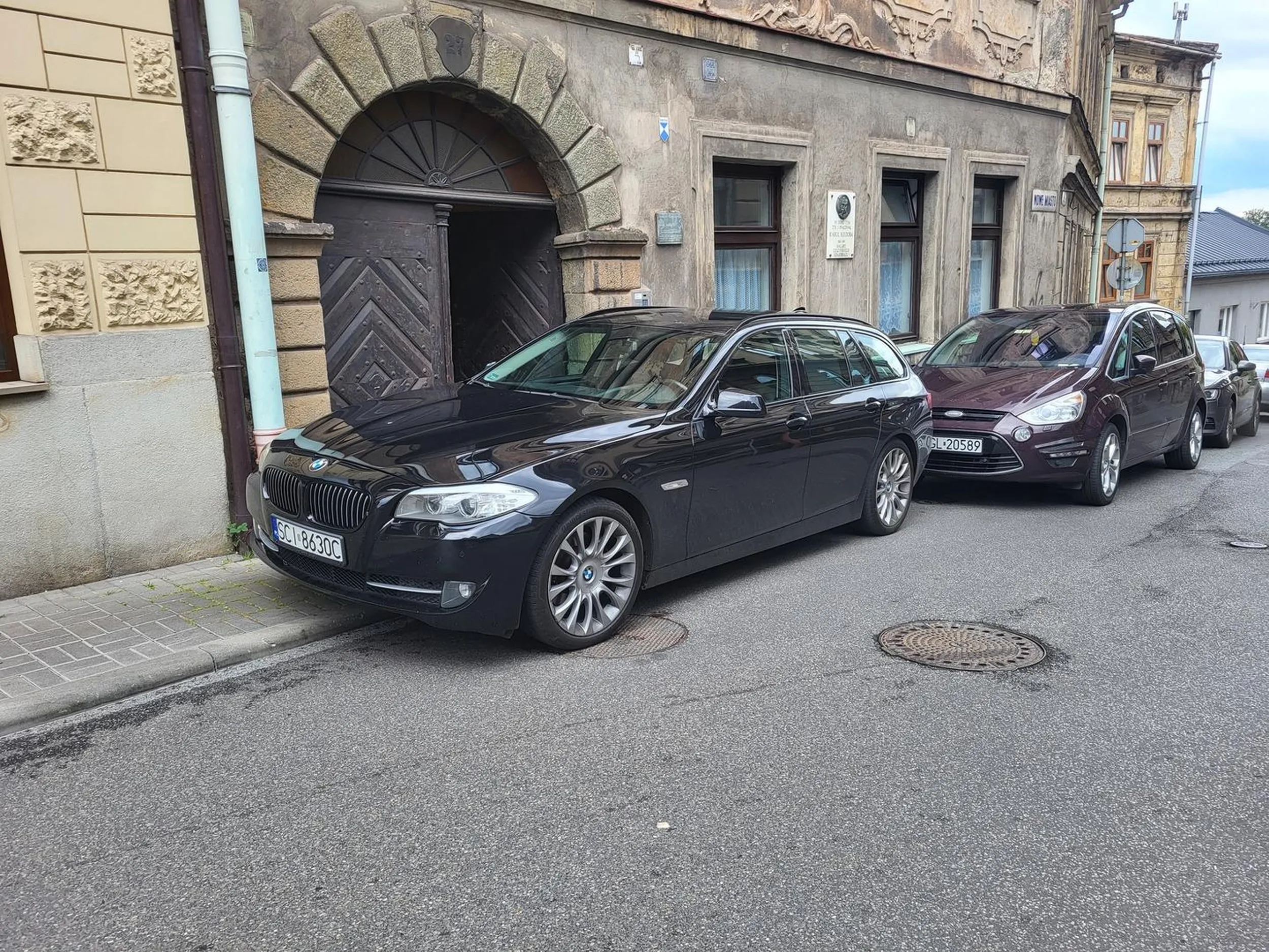 Kierowca zastawił wejście do kamienicy, ledwo co udało mi się do niej wejść