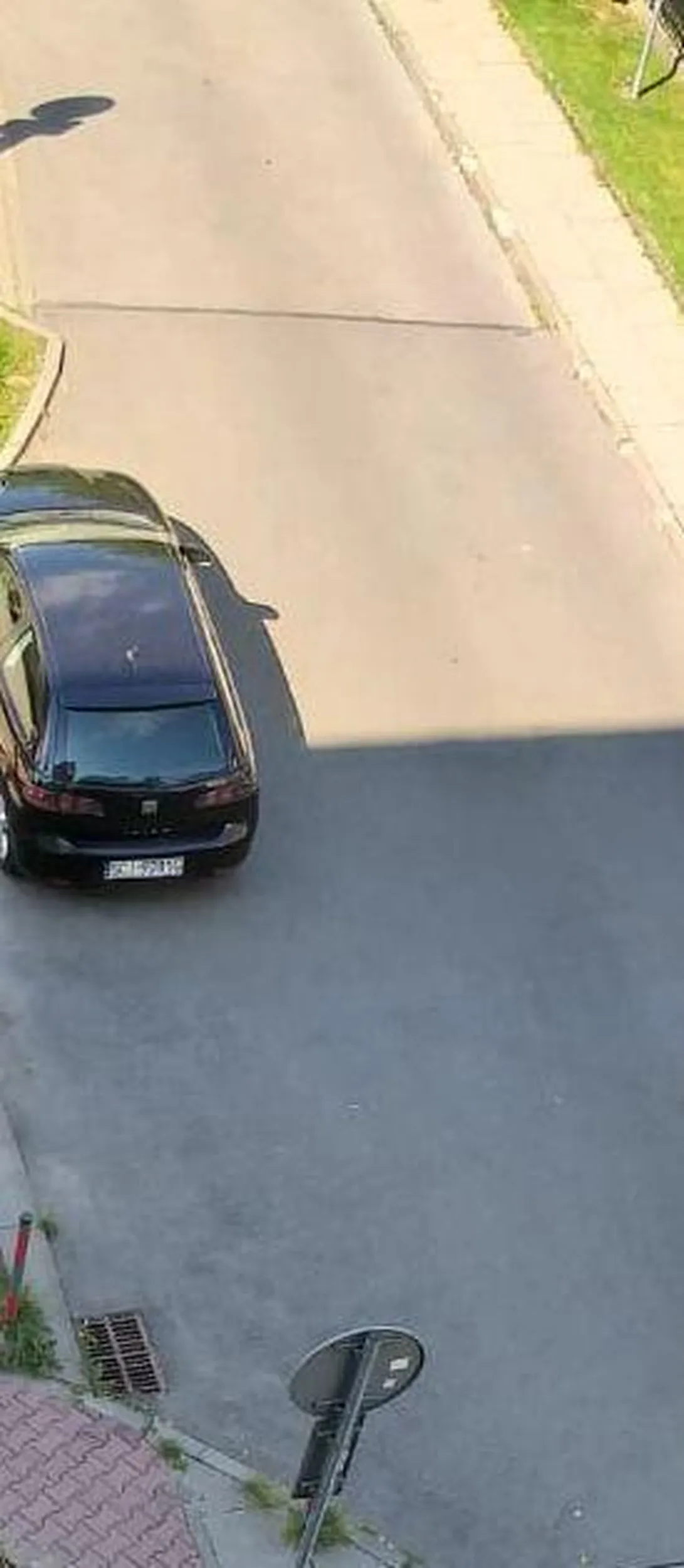 kierowca parkował na zakazie zatrzymywania w dniu  07.06.2024 w godz 15.47-17.17 straży miejskiej nie udało sie przyjechać na czas  Turystyczna 17 Kraków