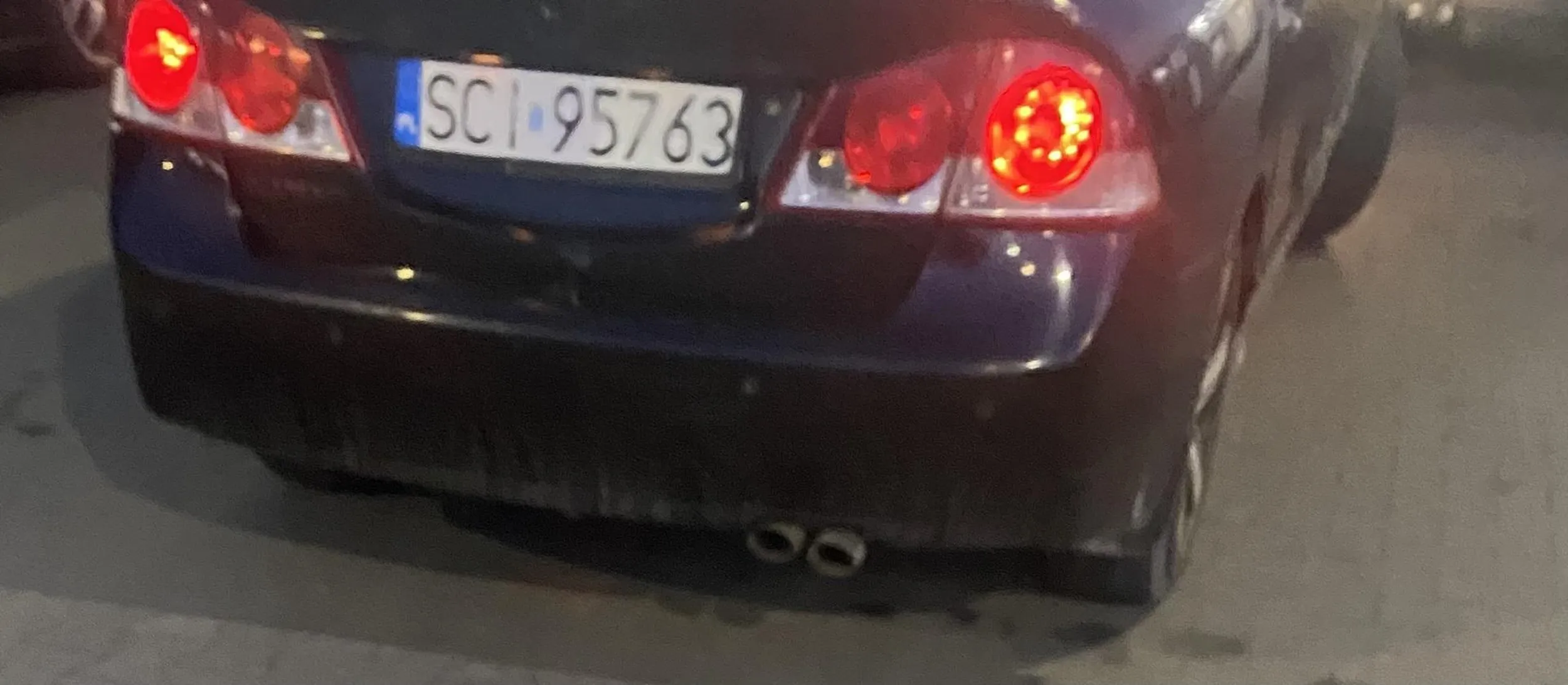 Palant z kozią bródką w czapce z daszkiem dwukrotnie szalał na parkingu pod lidlem. Podejrzewam że był pijany. Jak robił zakupy to samochód stał na zapalonych światłach. Niestety byłem rowerem i nie byłem w stanie pojechać za nim i dzwonić po policje.