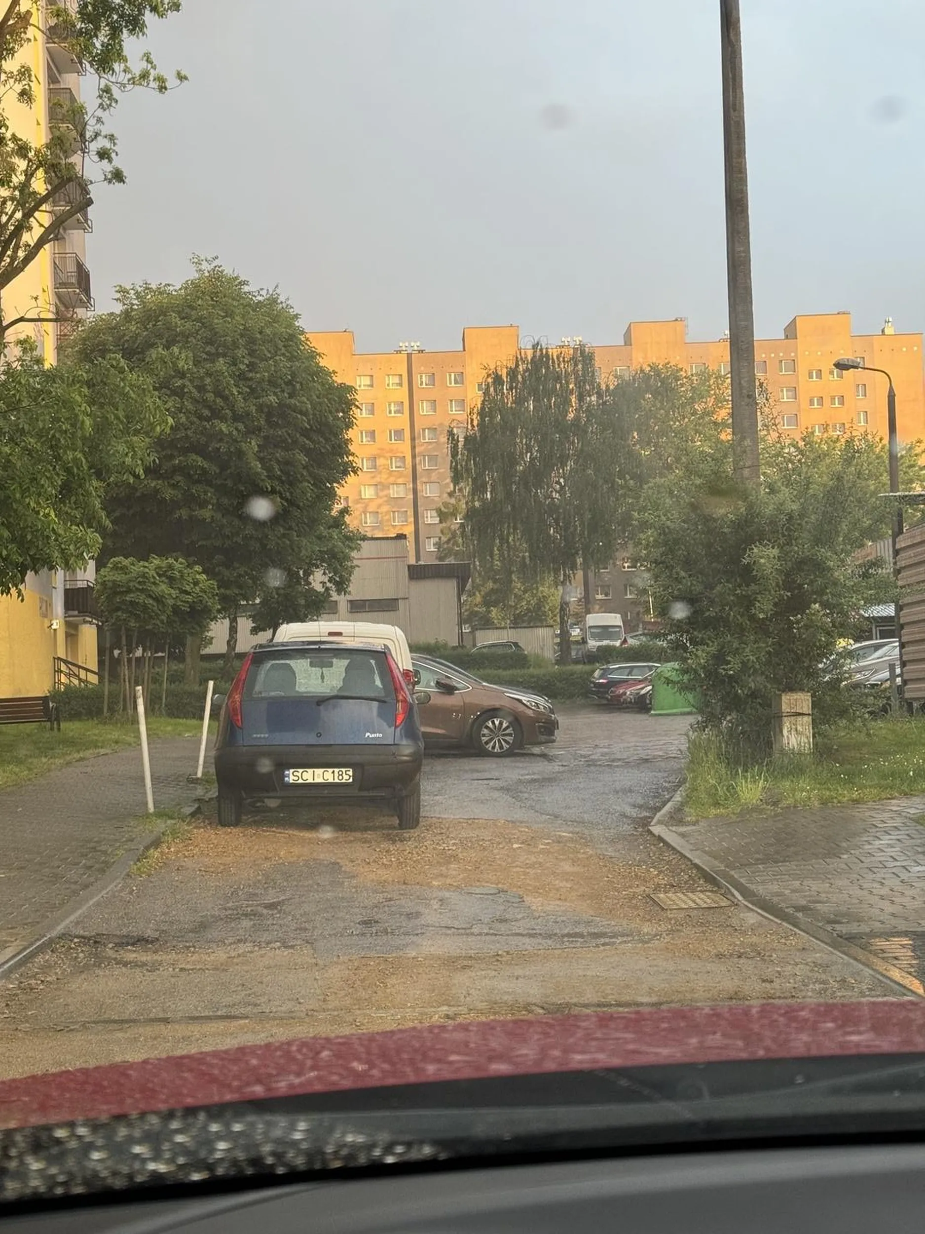 Baran parkować nie umie. Praktycznie zastawiony wyjazd z parkingu