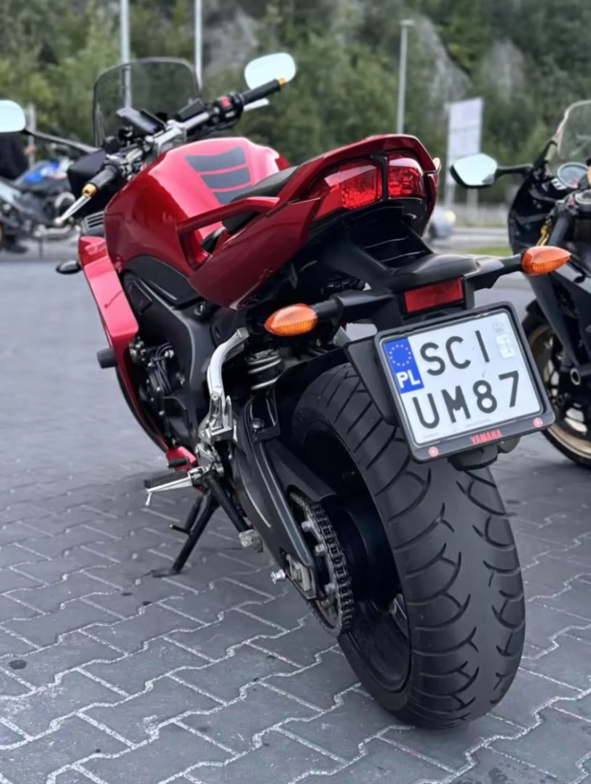 Ale dzik na takiej czerwonej bestii, szacuneczek, tylko następnym razem nie jedź setką na ograniczeniu 70