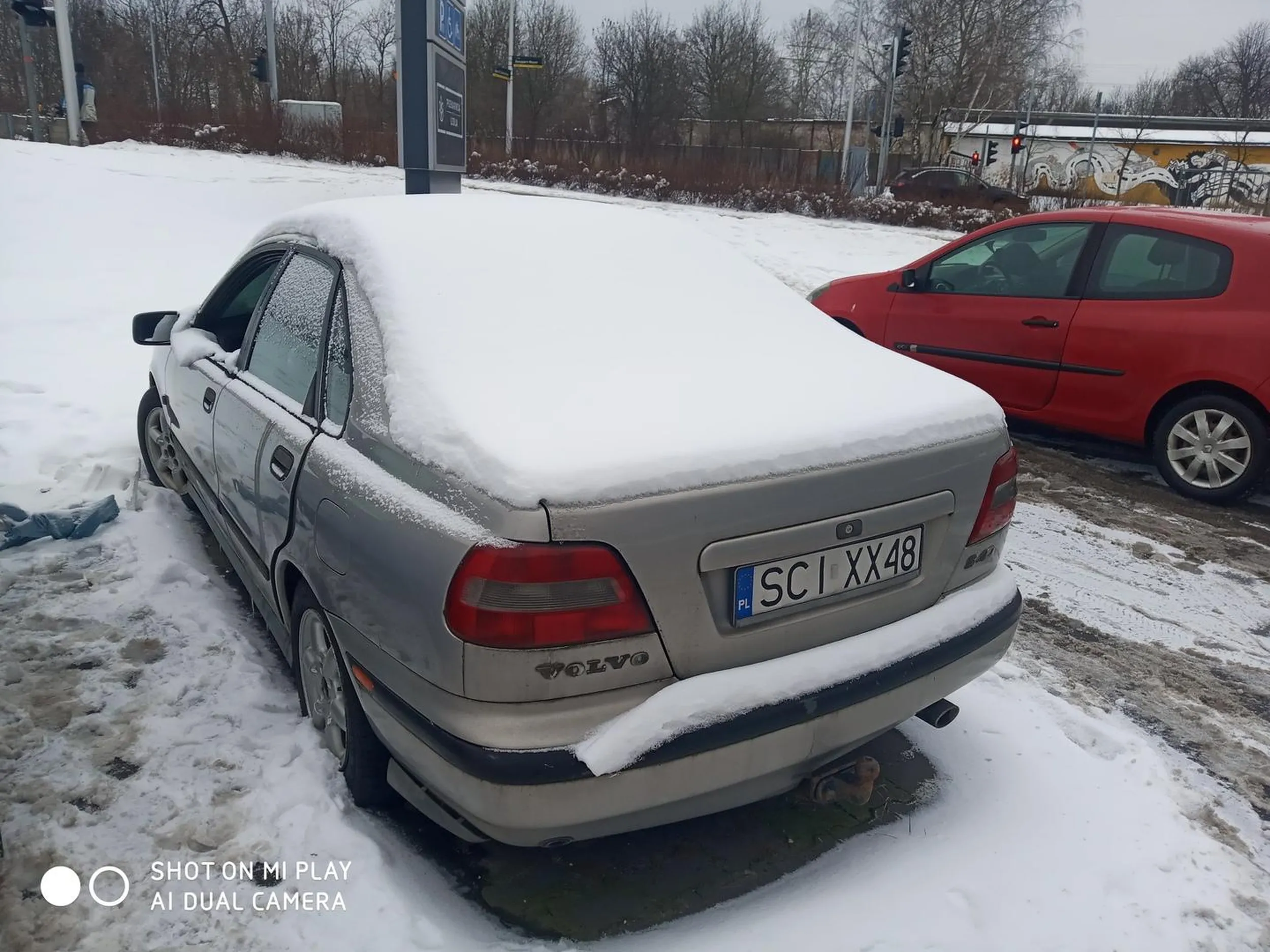 Porzucony pojazd volvo s40 zabiera miejsce na parkingu Lidla przy ulicy Marii Goeppert-Mayer w Katowicach. Mieszka w nim bezdomny