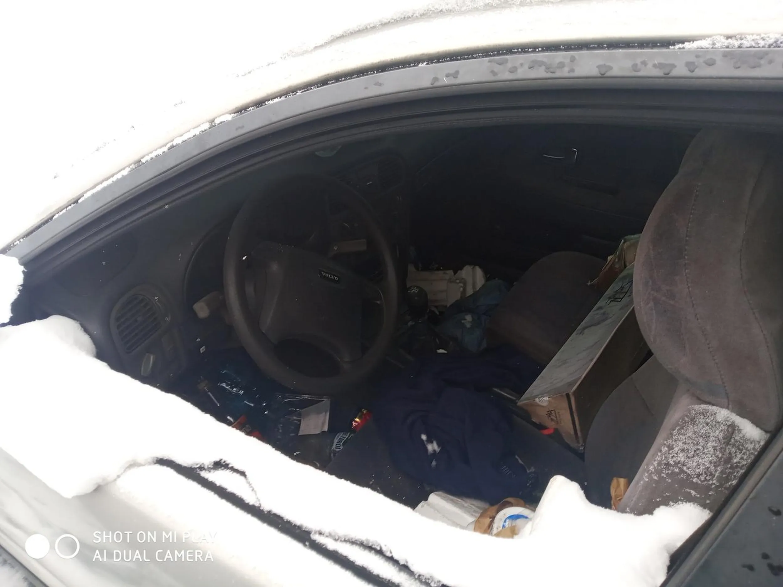 Porzucony pojazd volvo s40 zabiera miejsce na parkingu Lidla przy ulicy Marii Goeppert-Mayer w Katowicach. Mieszka w nim bezdomny