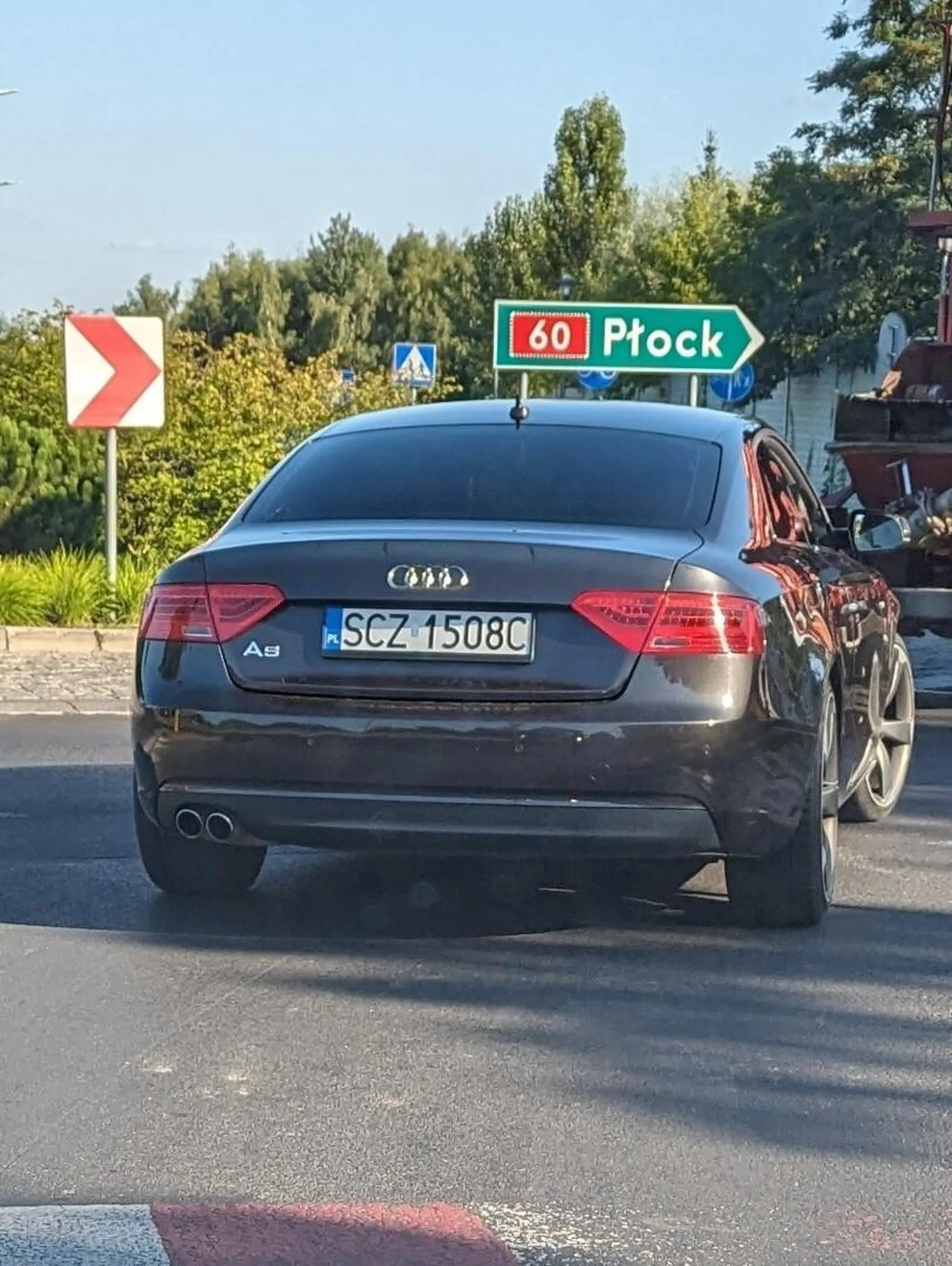 Jazda na zderzaku, wyprzedzanie na podwójnej ciągłej i pasach dla pieszych. Bezmózg myli drogę publiczną z torem wyścigowym.