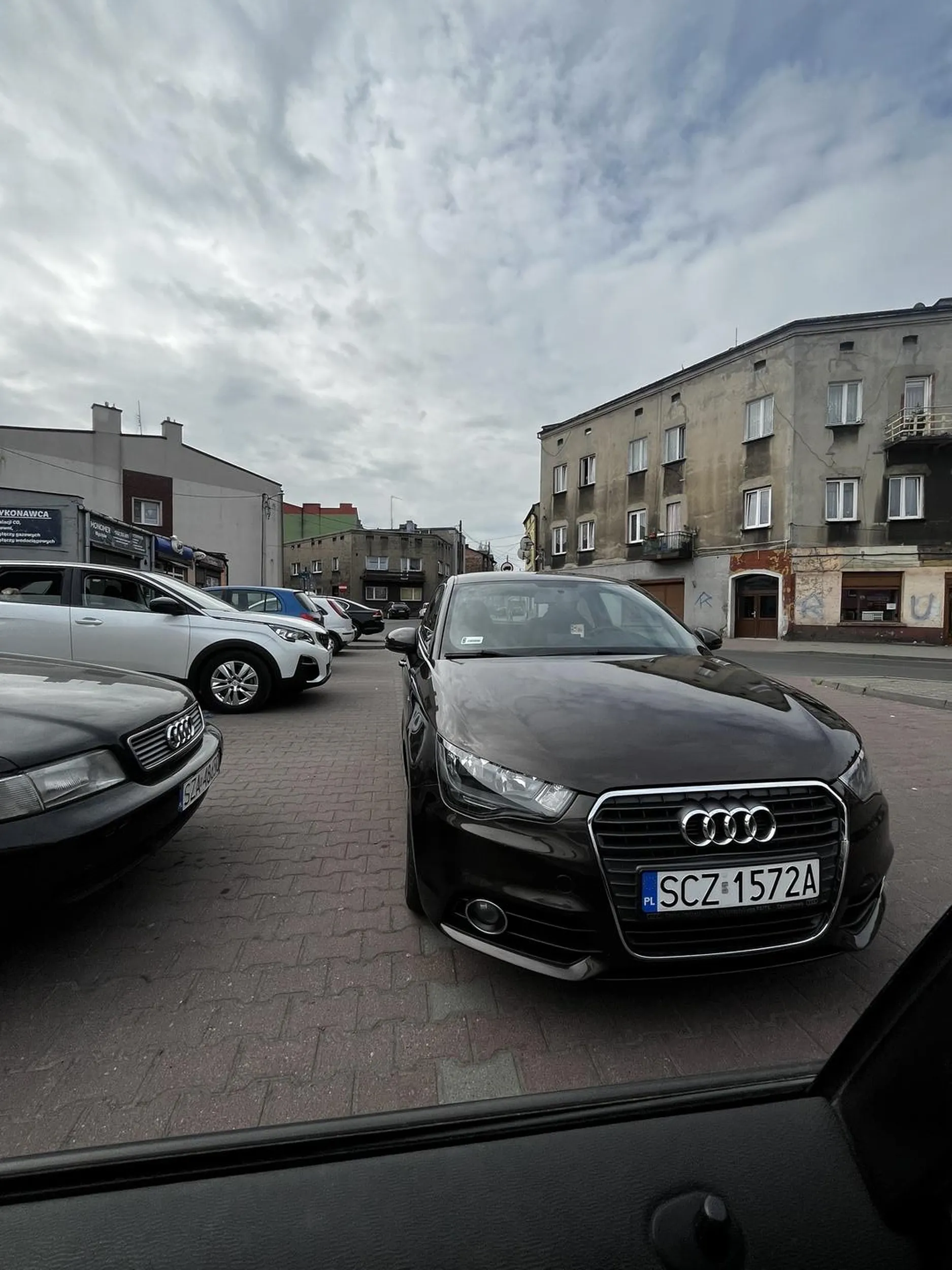 Niech się pani nauczy parkować i nie blokować wyjazdu innym