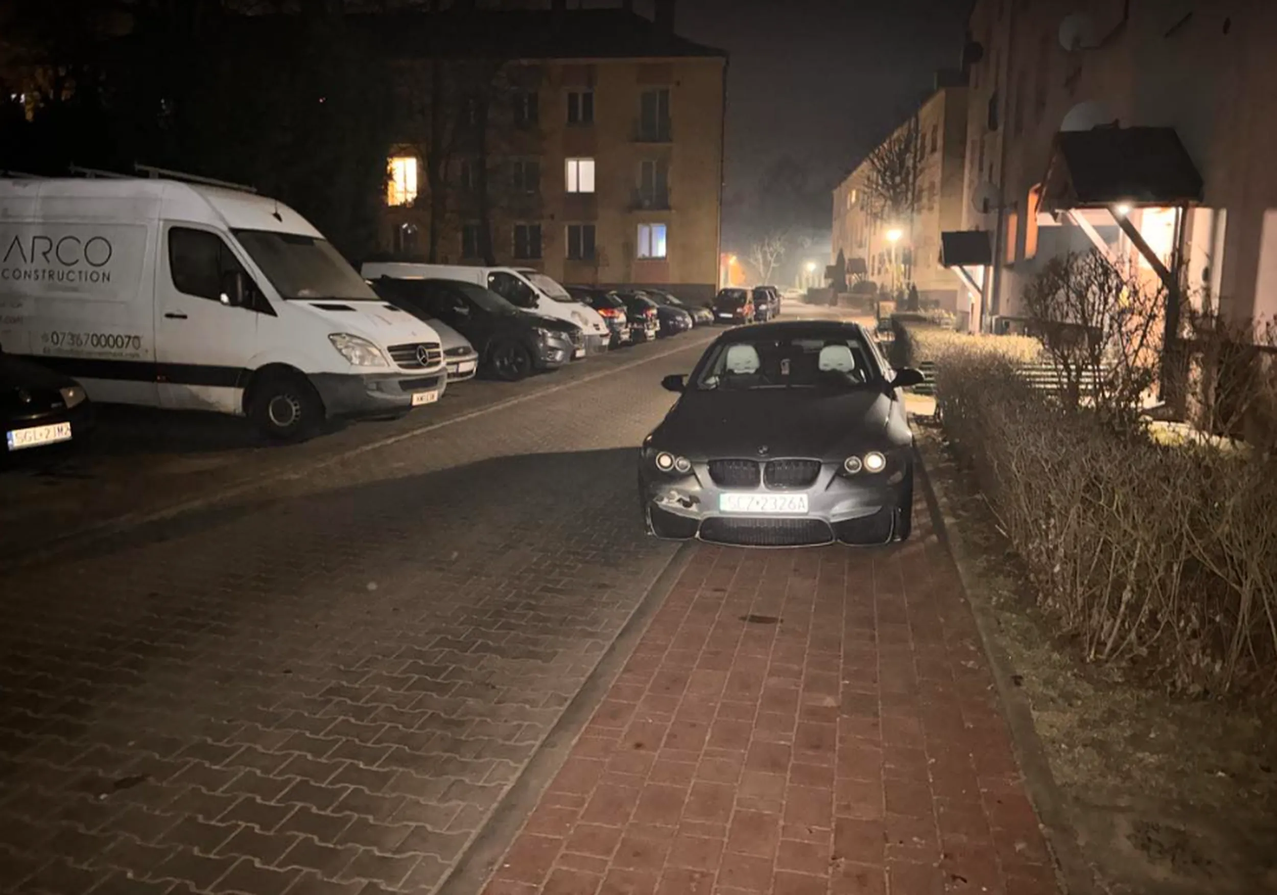 K*tasie, zamów sobie lusterka na zapas bo jeszcze raz tak zaparkujesz to będziesz musiał je wymieniać. (bo to nie pierwszy raz tak parkujesz)