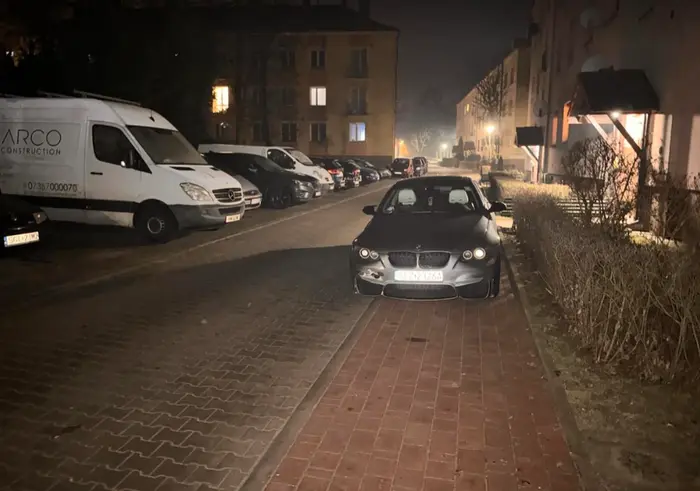 K*tasie, zamów sobie lusterka na zapas bo jeszcze raz tak zaparkujesz to będziesz musiał je wymieniać. (bo to nie pierwszy raz tak parkujesz)