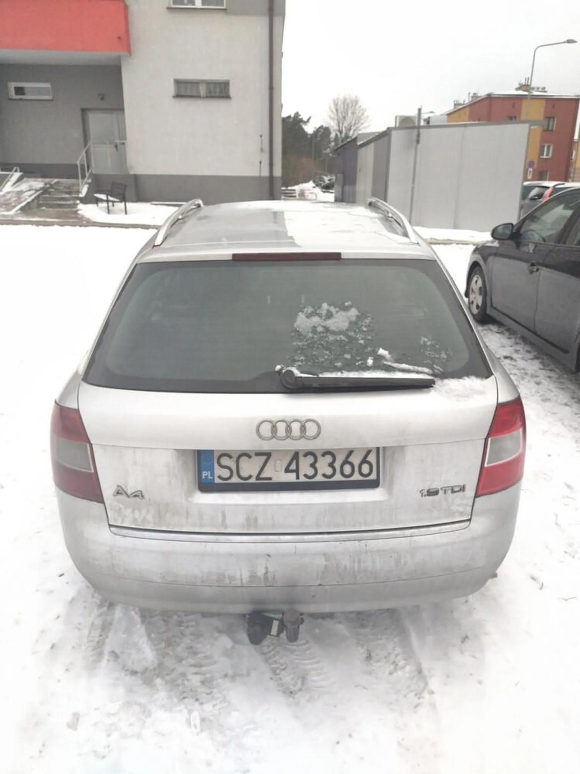 Ostrzeżenie: kierowca pojazdu AUDI A4 1.9 TDI, nr rej. SCZ 43366, po pozostawieniu pojazdu nieprawidłowo zaparkowanego (z uruchomionym silnikiem w pasie jezdni - kierowca rozmawia na chodniku z przechodniami), po kontakcie lusterkami próbuje zastraszyć innych użytkowników ruchu wzywając policję. Dokumentacja "dewastacji" pojazdu SCZ 43366 na zdjęciach. Donos złożony z rozmachem godnym klasycznego konfidenta, podparty zeznaniami "świadków". Patrol policji wd. zeznań "pokrzywdzonego" został wezwany do dewastacji kompletnie zniszczonego i oderwanego lusterka po stronie kierowcy. Dziwnym trafem policja nie jest w stanie przedstawić dowodu lub dokumentacji tego zniszczenia. Taką wykonałem już we własnym zakresie. Samochód jest pozostawiony w Blachowni, woj. śląskie / Częstochowa, przy ul. Bankowej 9. Solidarnie ostrzegam innych uczestników ruchu przed kierowcą niezrównoważonym psychicznie.