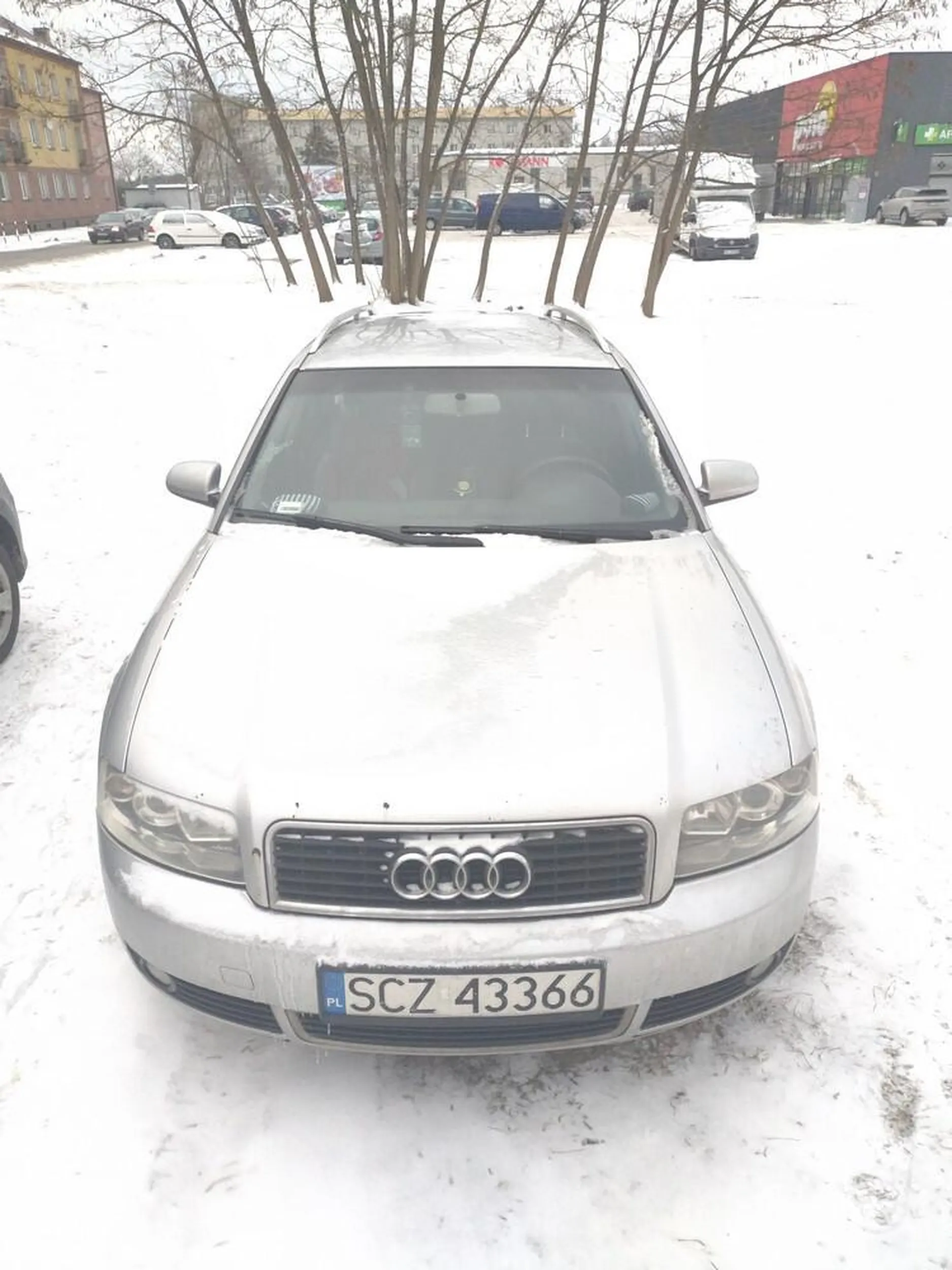 Ostrzeżenie: kierowca pojazdu AUDI A4 1.9 TDI, nr rej. SCZ 43366, po pozostawieniu pojazdu nieprawidłowo zaparkowanego (z uruchomionym silnikiem w pasie jezdni - kierowca rozmawia na chodniku z przechodniami), po kontakcie lusterkami próbuje zastraszyć innych użytkowników ruchu wzywając policję. Dokumentacja "dewastacji" pojazdu SCZ 43366 na zdjęciach. Donos złożony z rozmachem godnym klasycznego konfidenta, podparty zeznaniami "świadków". Patrol policji wd. zeznań "pokrzywdzonego" został wezwany do dewastacji kompletnie zniszczonego i oderwanego lusterka po stronie kierowcy. Dziwnym trafem policja nie jest w stanie przedstawić dowodu lub dokumentacji tego zniszczenia. Taką wykonałem już we własnym zakresie. Samochód jest pozostawiony w Blachowni, woj. śląskie / Częstochowa, przy ul. Bankowej 9. Solidarnie ostrzegam innych uczestników ruchu przed kierowcą niezrównoważonym psychicznie.