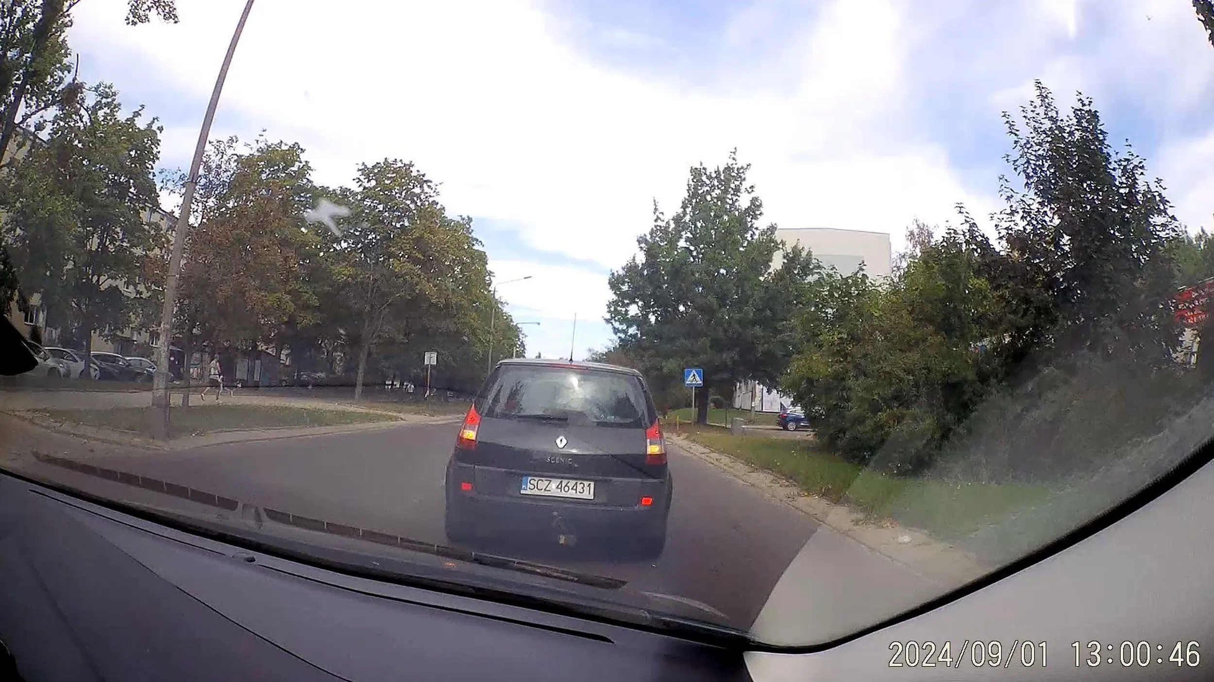 staje na środku drogi na awaryjnych i tamuje ruch, po obtrąbieniu magicznie naprawia się i odjeżdża.