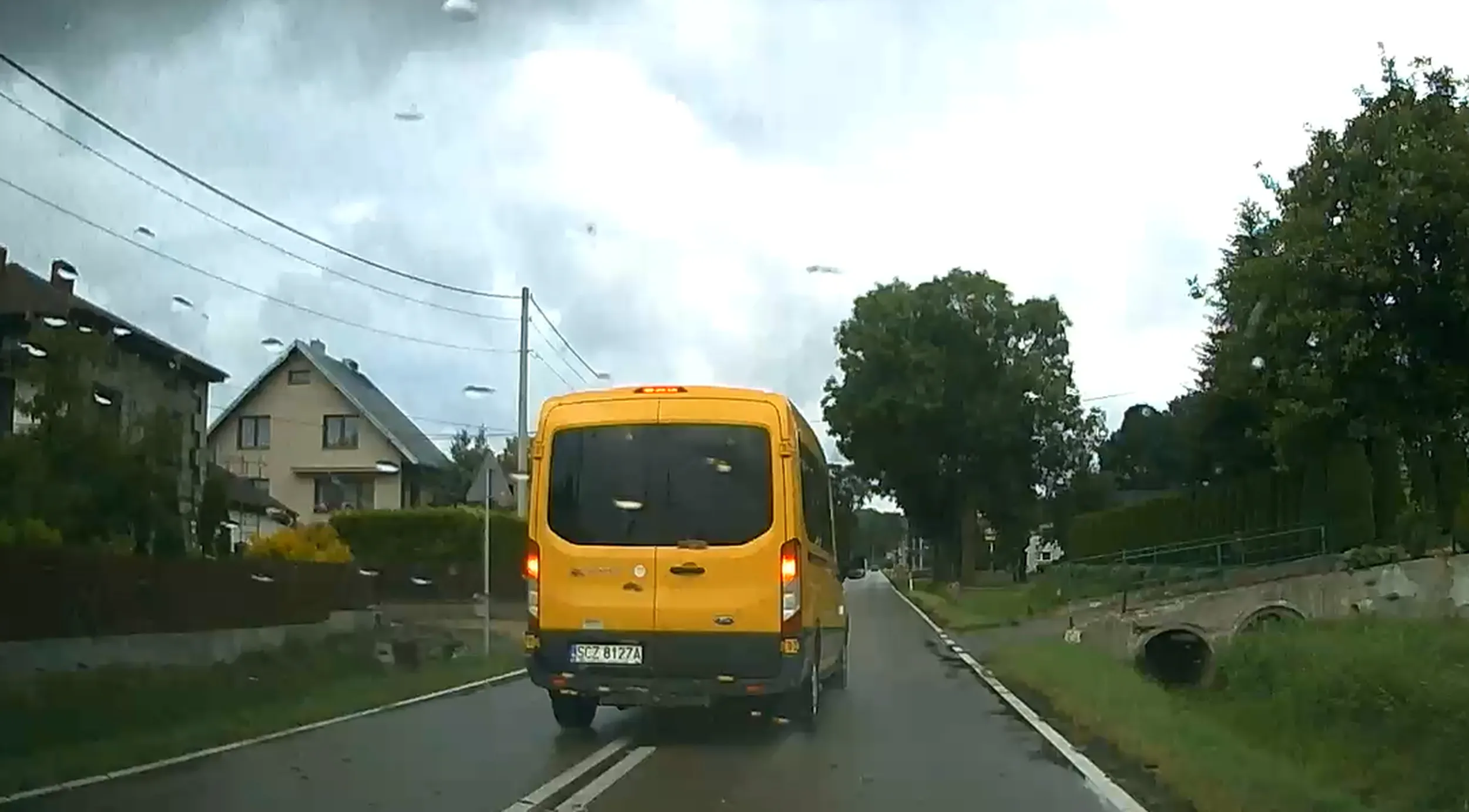 Zwyczajny bandyta drogowy. Nie spodobało mu się, że w teren zabudowany wjechałem 50km/h więc wpadł w histerię i zaczął zajeżdżać drogę i wyhamowywać. Na wyjście i bezpośrednią konfrontację zabrakło mu jaj.