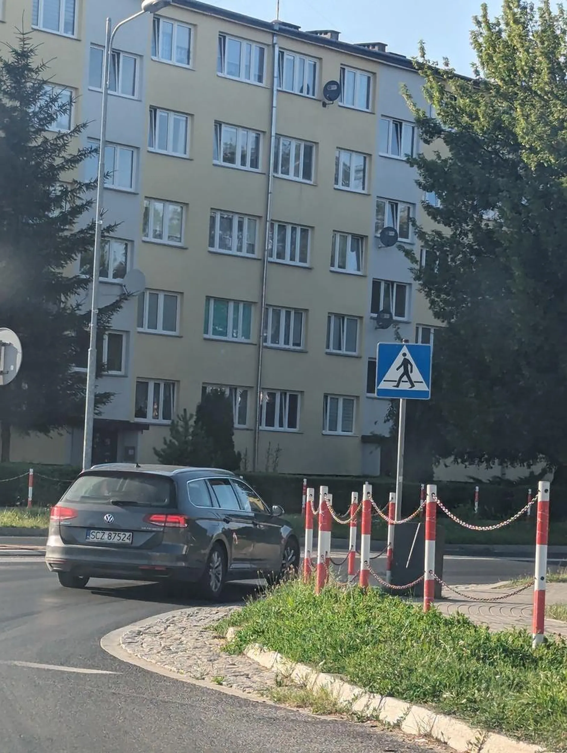 Wariat na przejściu wyprzedza