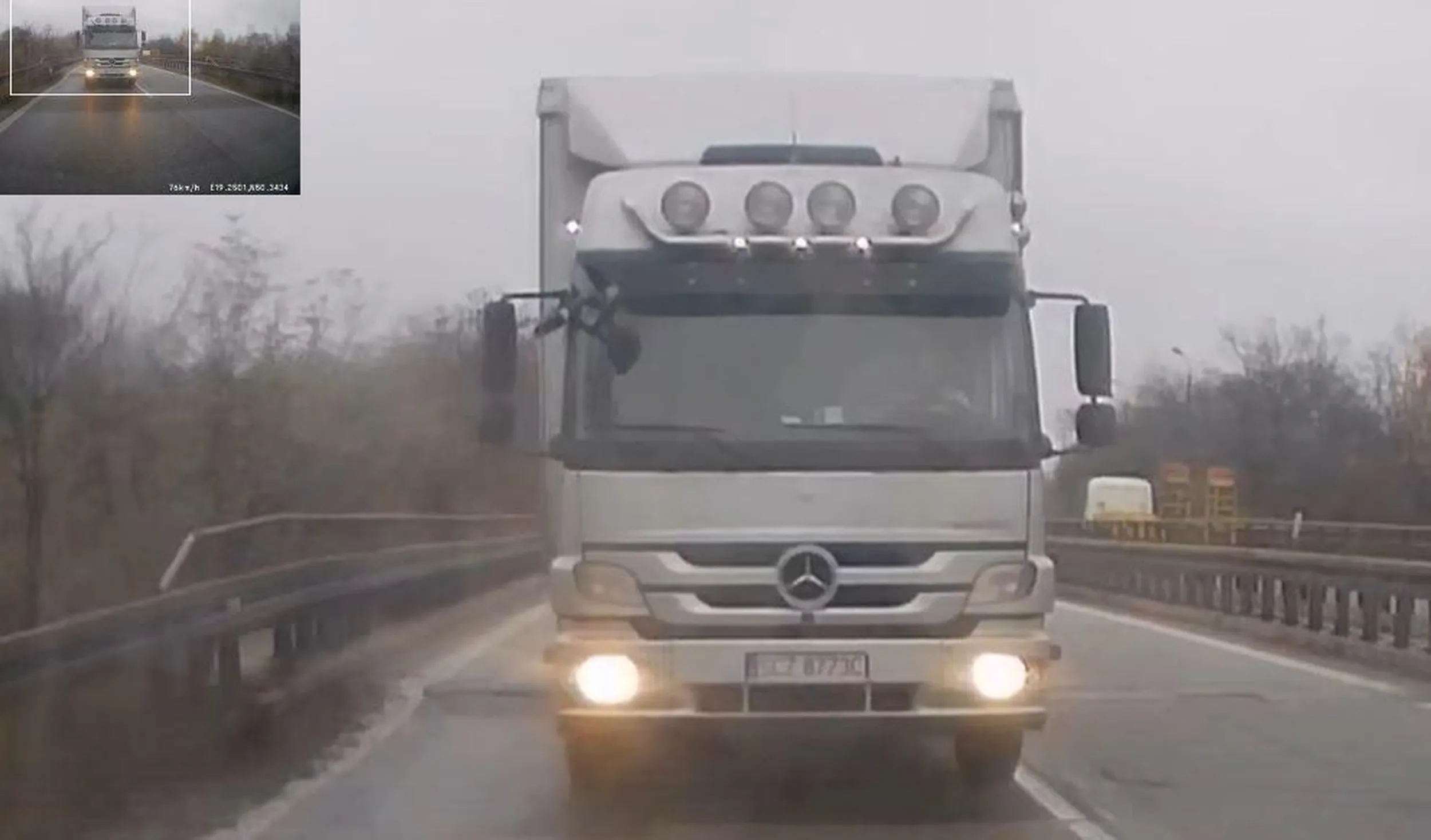 nie polecam kierowcy- mruga długimi na prawidłowo jadące auta