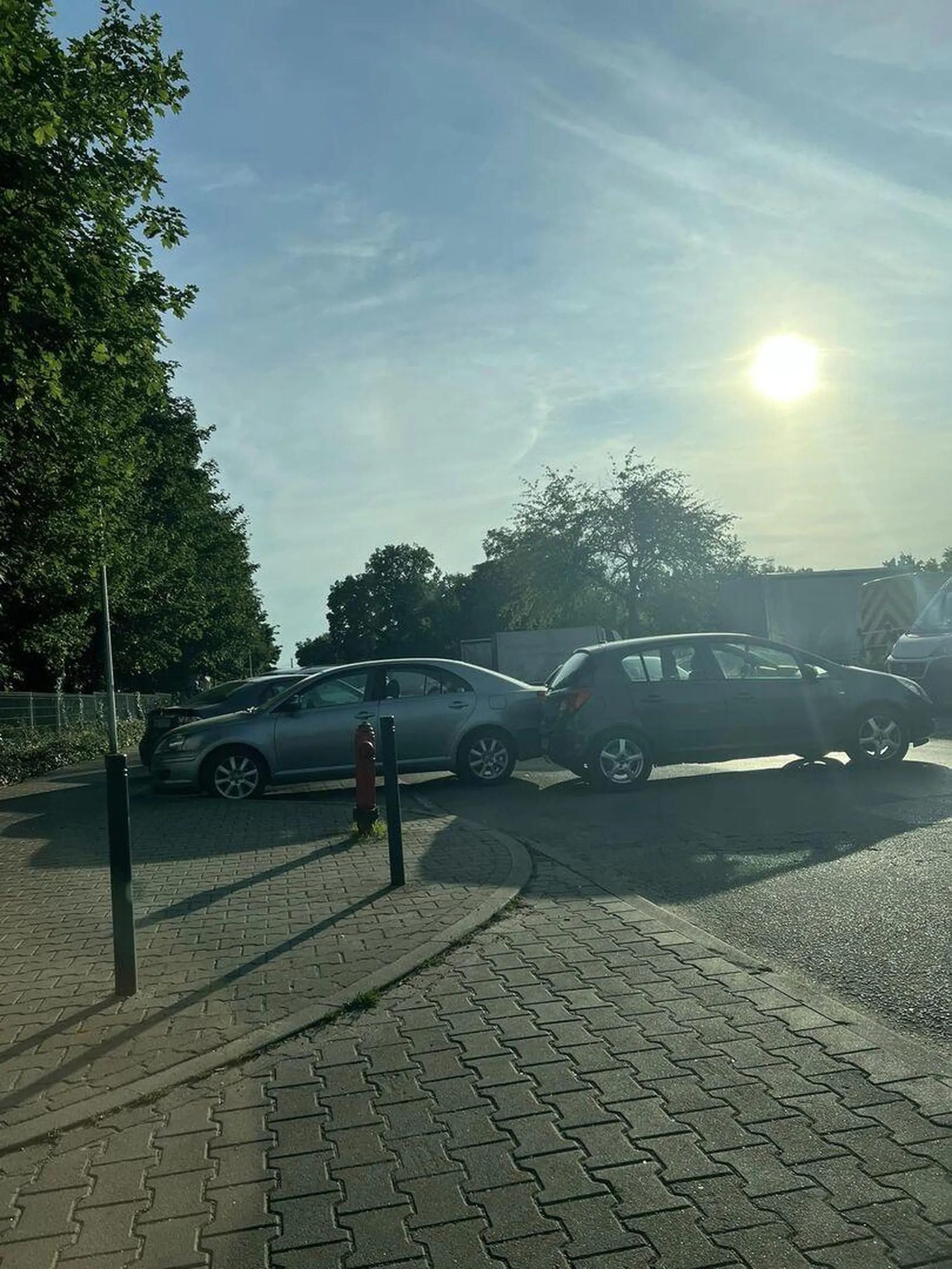 Kierowca wygrał prawko w Laysach i nie wie co to hamulec ręczny.