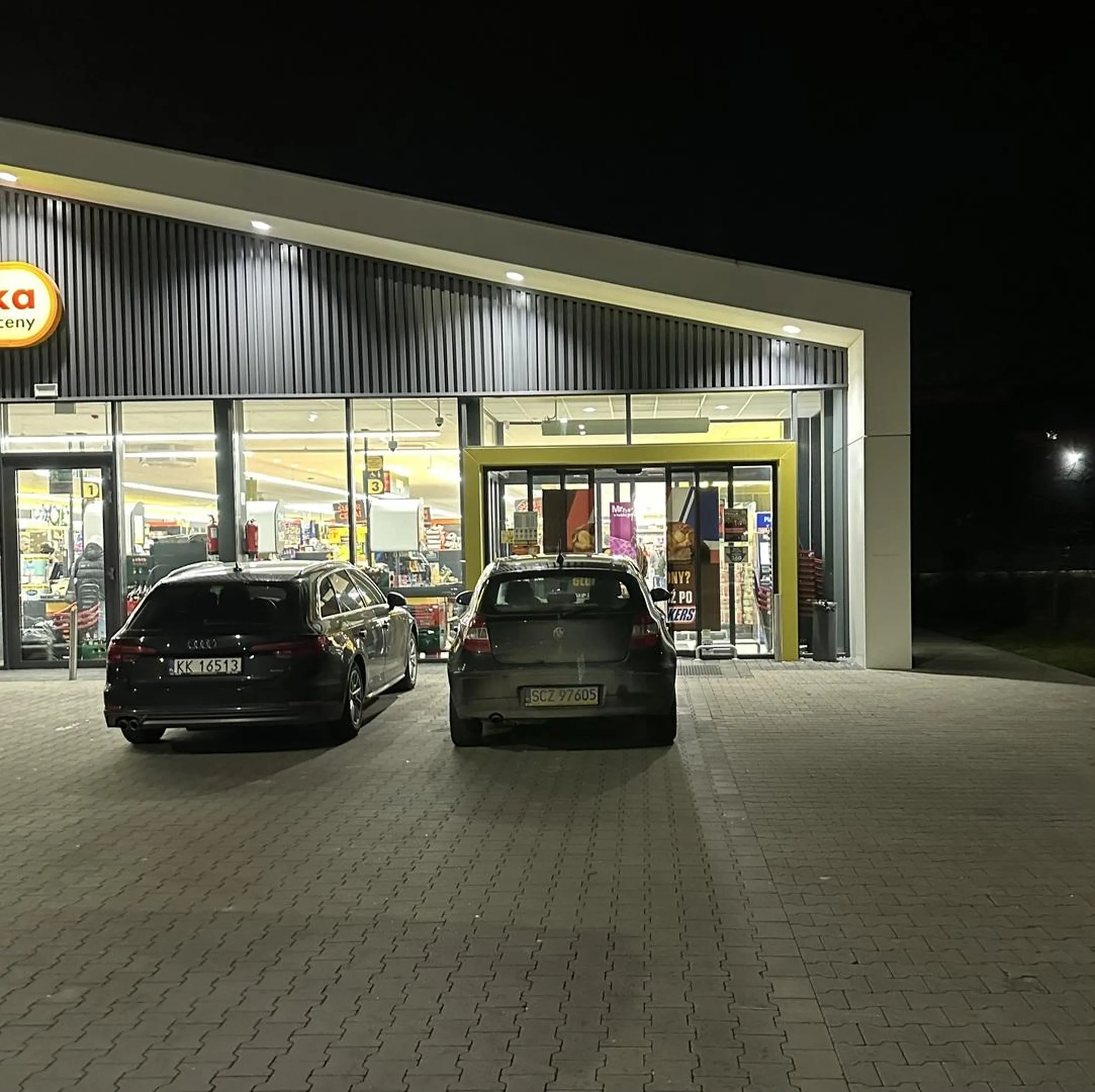 3/4 parkingu pod sklepem wolne, ale przyjechał księciunio z Częstochowy do Krakowa, więc trzeba zaparkować starego syfa tak, żeby każdy wychodząc ze sklepu wiedzial że mu drobnych na myjnię brakło