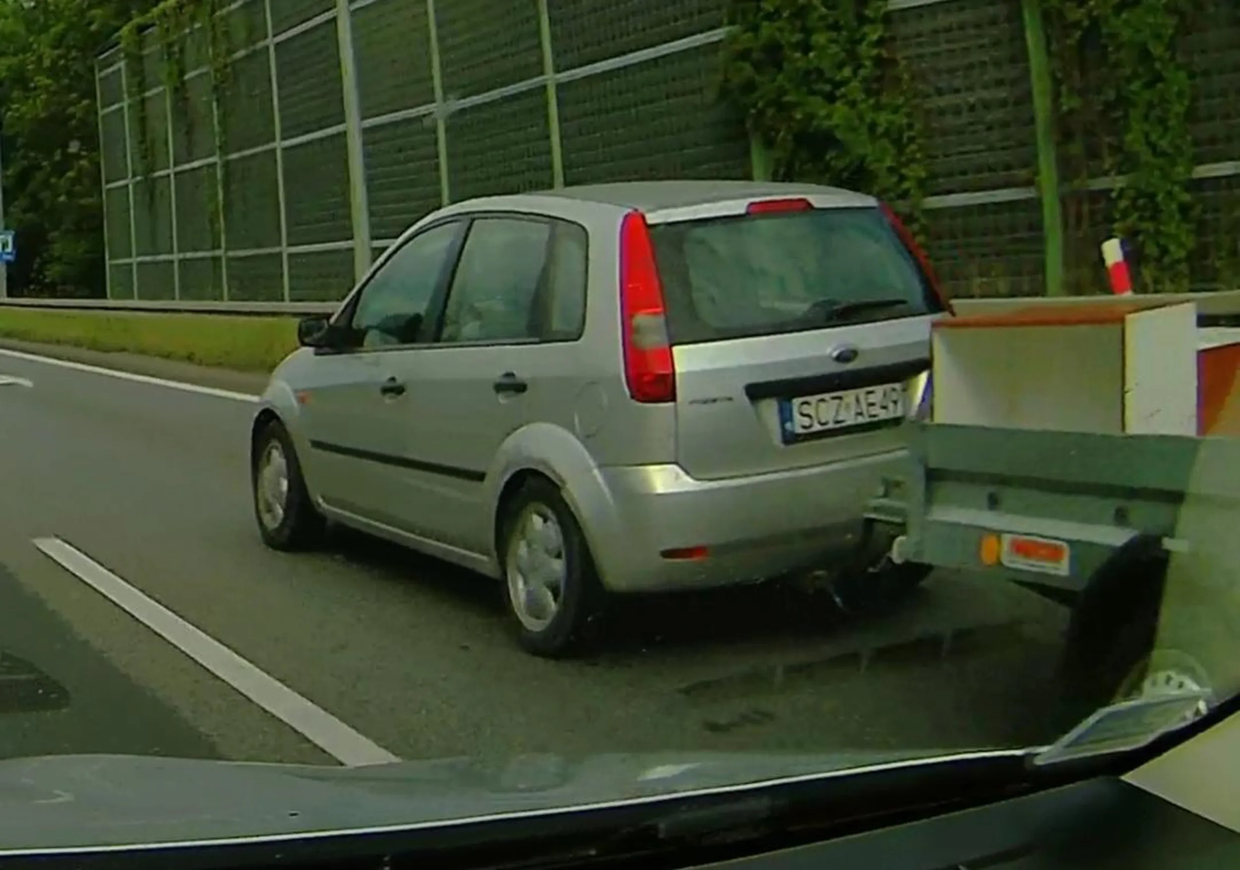 Jeśli ktoś uszkodził samochód 11.07.2024 na DK86 w Będzinie o szafkę leżącą na lewym pasie to ten kierowca jest sprawcą, przewoził meble luzem bez żadnego zabezpieczenia, możliwe że kierował się DK86/DK91/A1 w stronę Częstochowy i pogubił ich więcej.