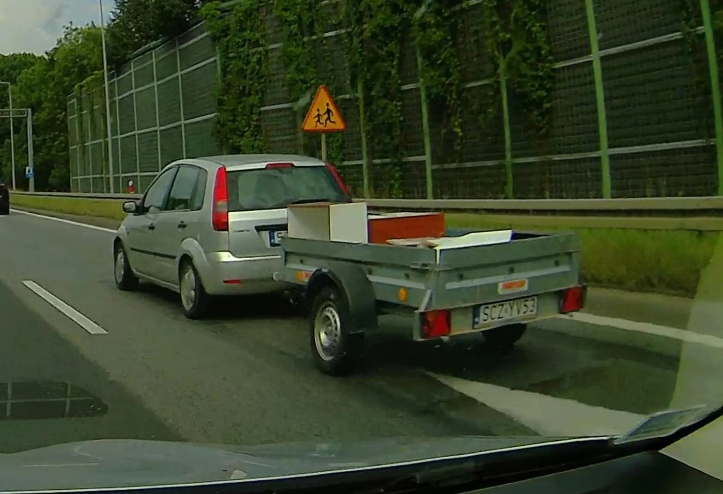 Jeśli ktoś uszkodził samochód 11.07.2024 na DK86 w Będzinie o szafkę leżącą na lewym pasie to ten kierowca jest sprawcą, przewoził meble luzem bez żadnego zabezpieczenia, możliwe że kierował się DK86/DK91/A1 w stronę Częstochowy i pogubił ich więcej.