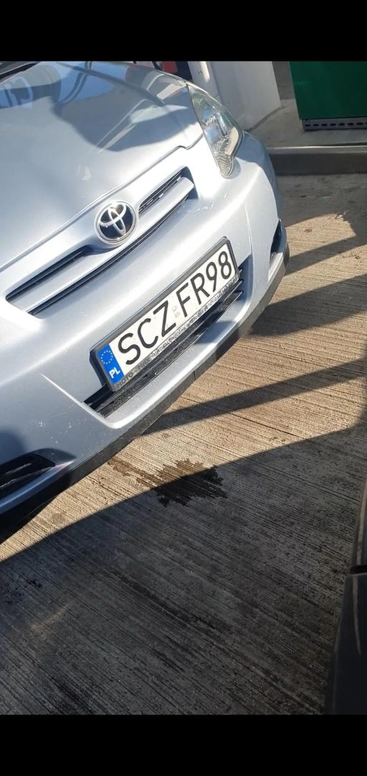 Piep...ny ch..ek rozmawia przez telefon w czasie jazdy i stwarza zagrożenie. Zjazd z trasy na stację paliw BP. Nie dość, że przez drogę trzymał telefon przy uchu, to w dodatku na stacji niemal uderzył w auto, bo się zagadał i nie zauważył pojazdu z boku. Kretynie, jak to czytasz, to życzę, aby policja cię zlapała za tę jazdę!