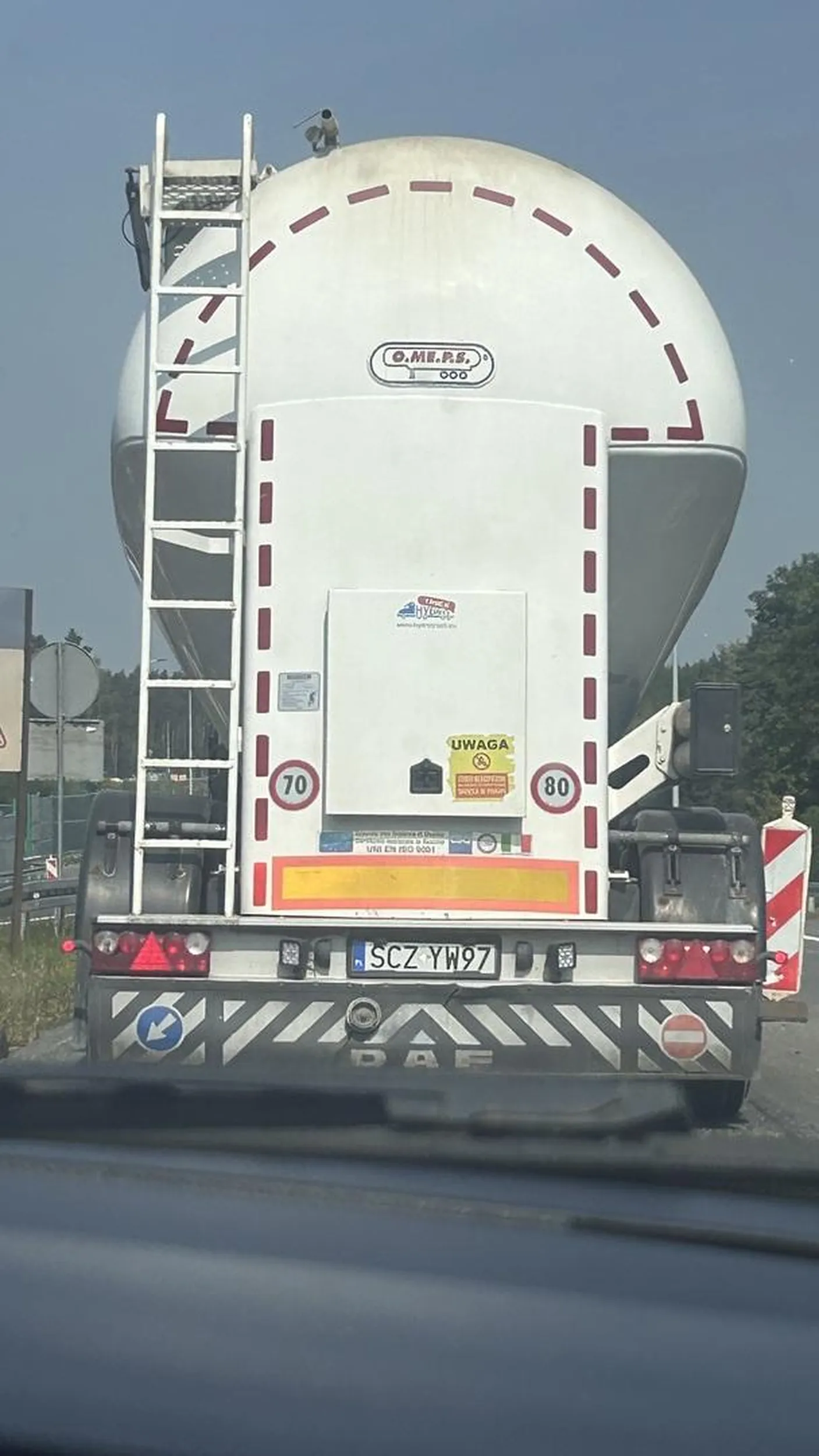 Cwaniaczek z cysterny, który nie ma pojęcia czym jest wymuszenie pierwszeństwa. Uważajcie na tę ciężarówkę, bo nie dosyć, że wpierdala się na chama, nie patrząc że na wysokości początku naczepy jedzie samochód, to do tego poczęstuje was wiązanką przekleństw.