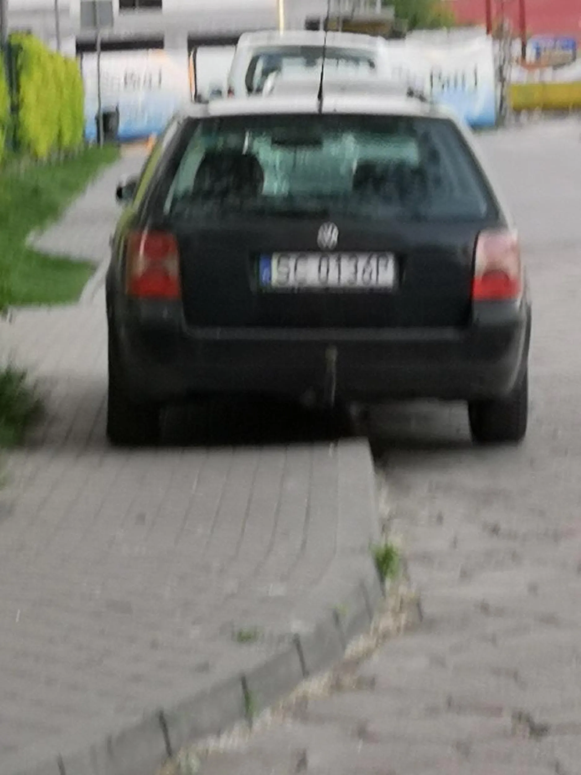 Kierowcę prosimy o naukę parkowania. Zablokował na kilka dni chodnik mimo wolnych miejsc parkingowych