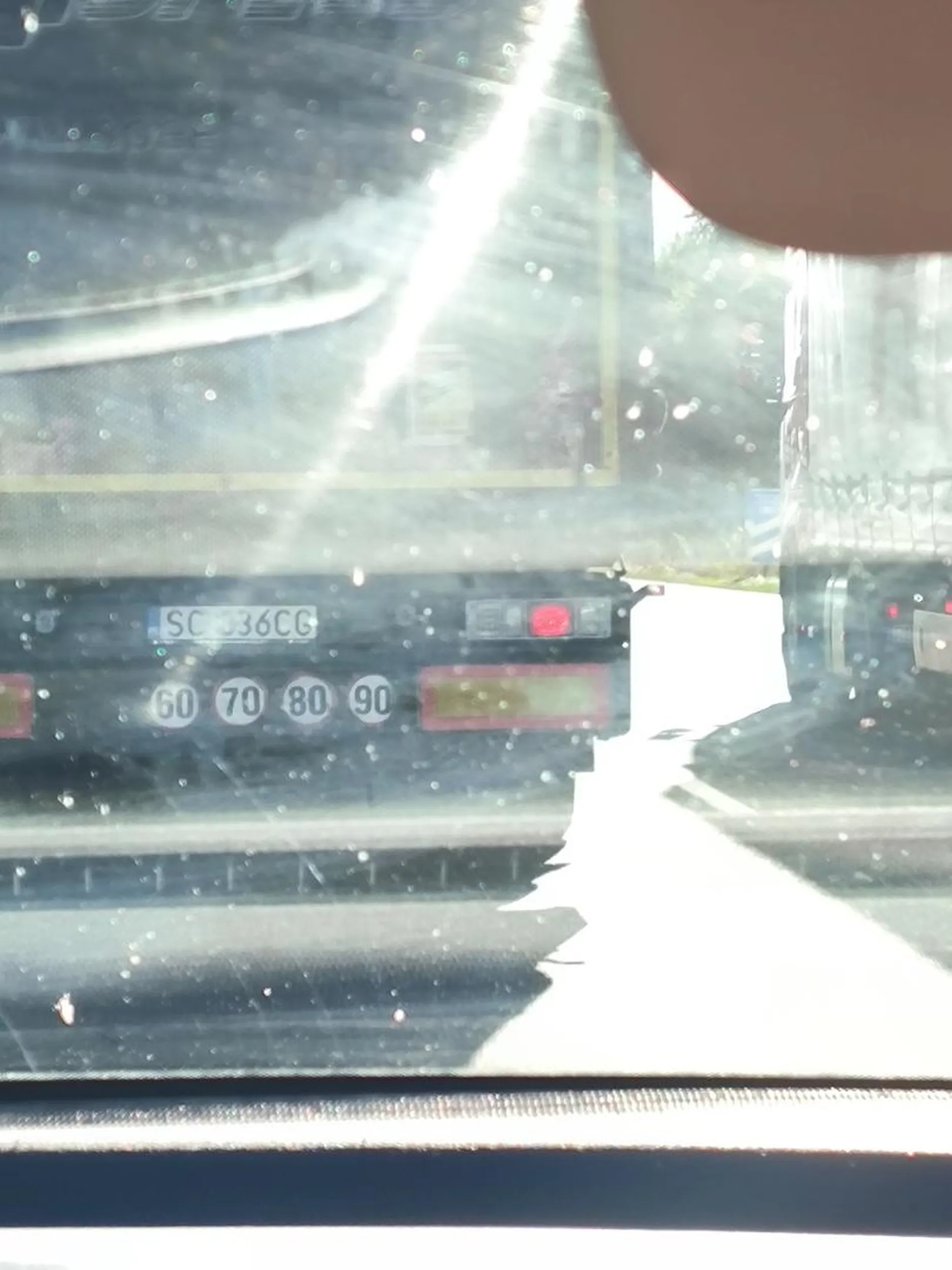 Manewr wyprzedzania tirem na autostradzie, tamowanie ruchu