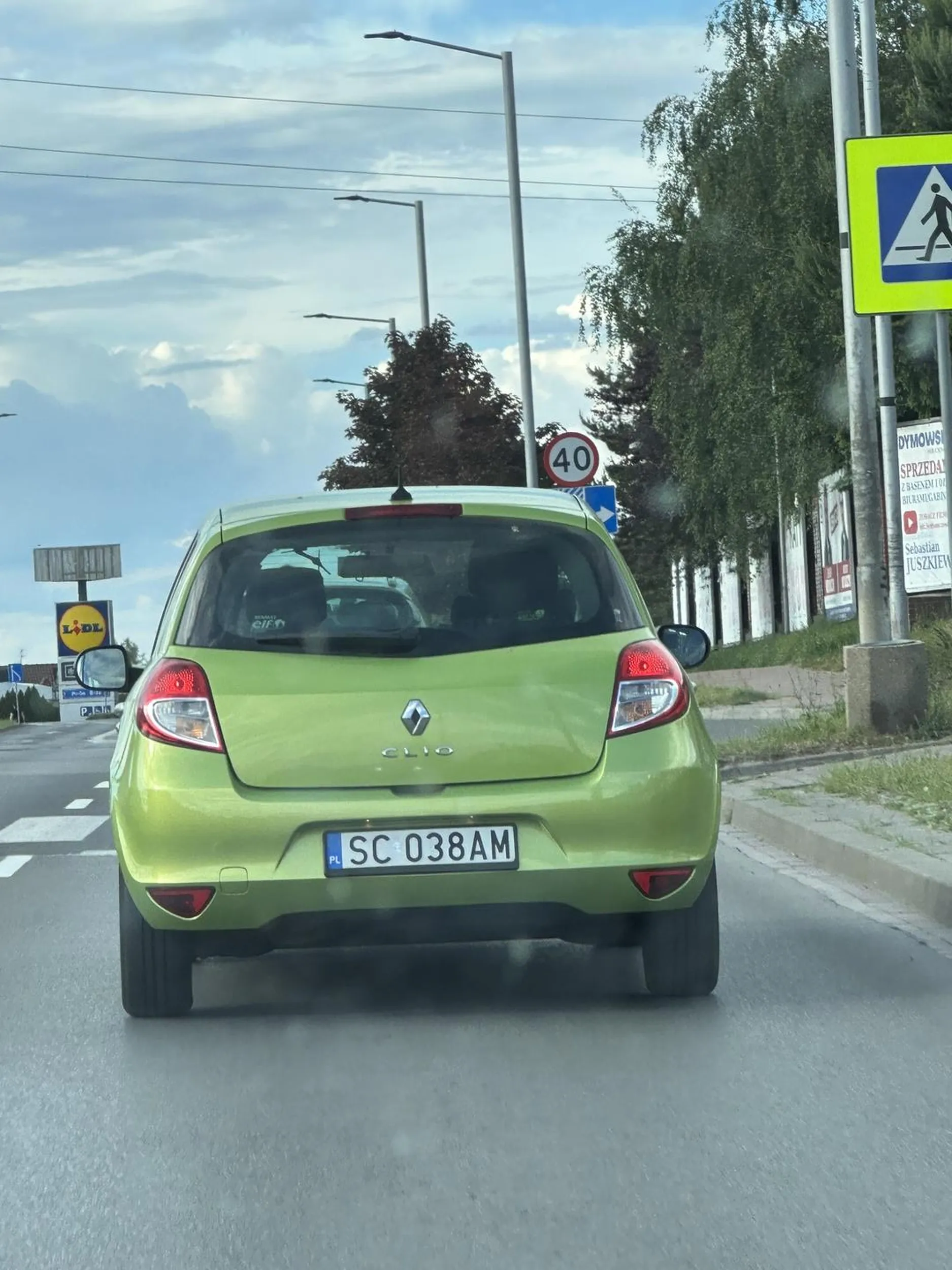 Stara baba za kierownicą, nie zna zasad ruchu drogowego. Wpycha się przed maskę prawie robiąc stłuczkę