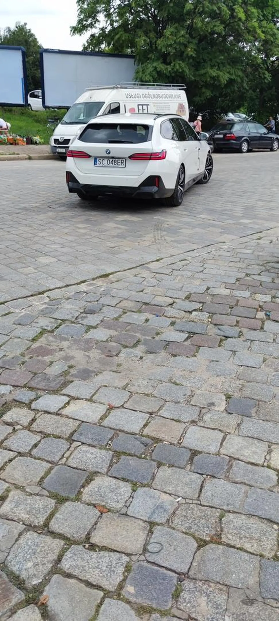 Gbur w BMW, który wyjeżdżając z placu targowego, zamiast grzecznie poczekać na możliwość wyjechania krzyczy przez okno żeby mu "wypierdalać" bo on jaśnie pan jedzie.