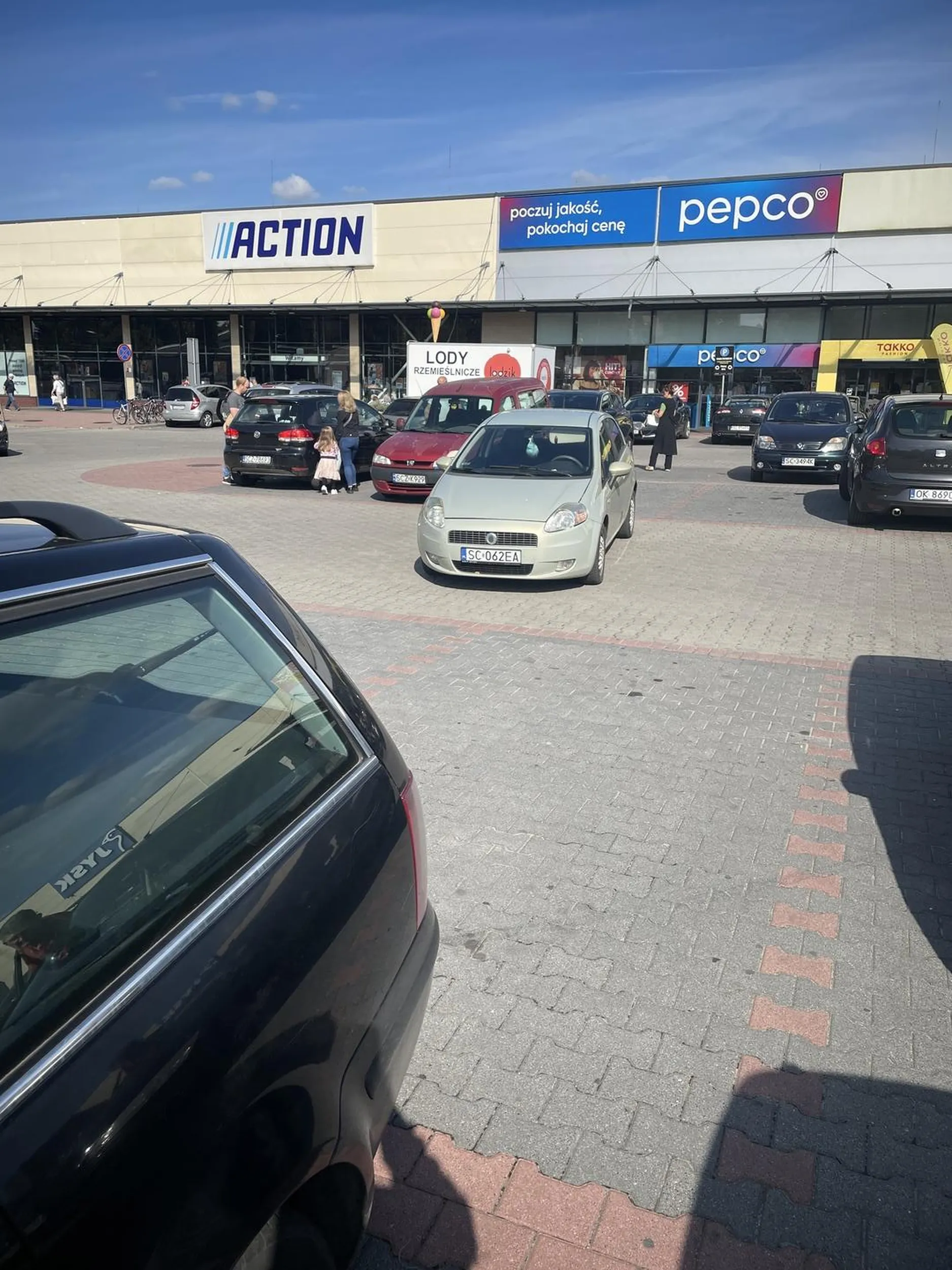 Nie polecam kierowcy blokuje drogę swoim szrotem