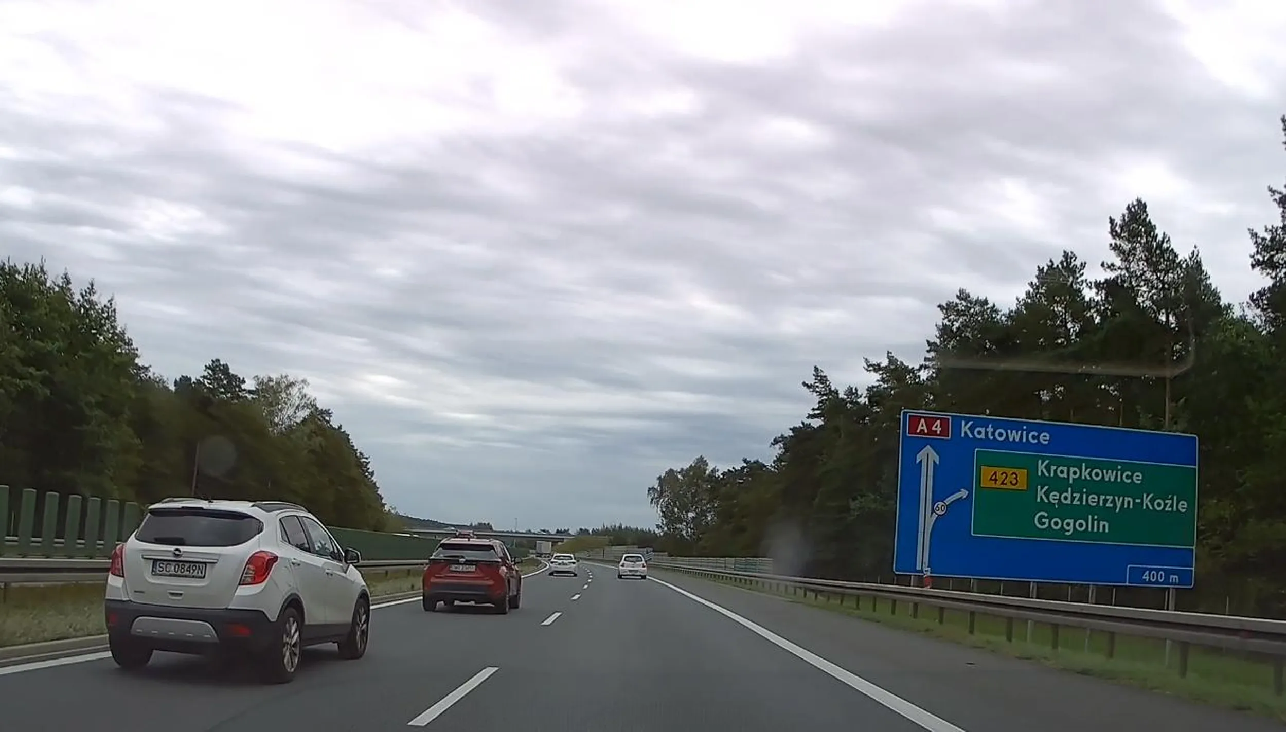 Zjeb jedzie każdemu na zderzaku, jak się droga zwolni to mu wszyscy uciekają i blokuje innych co chcą szybciej jechać, co za picza.