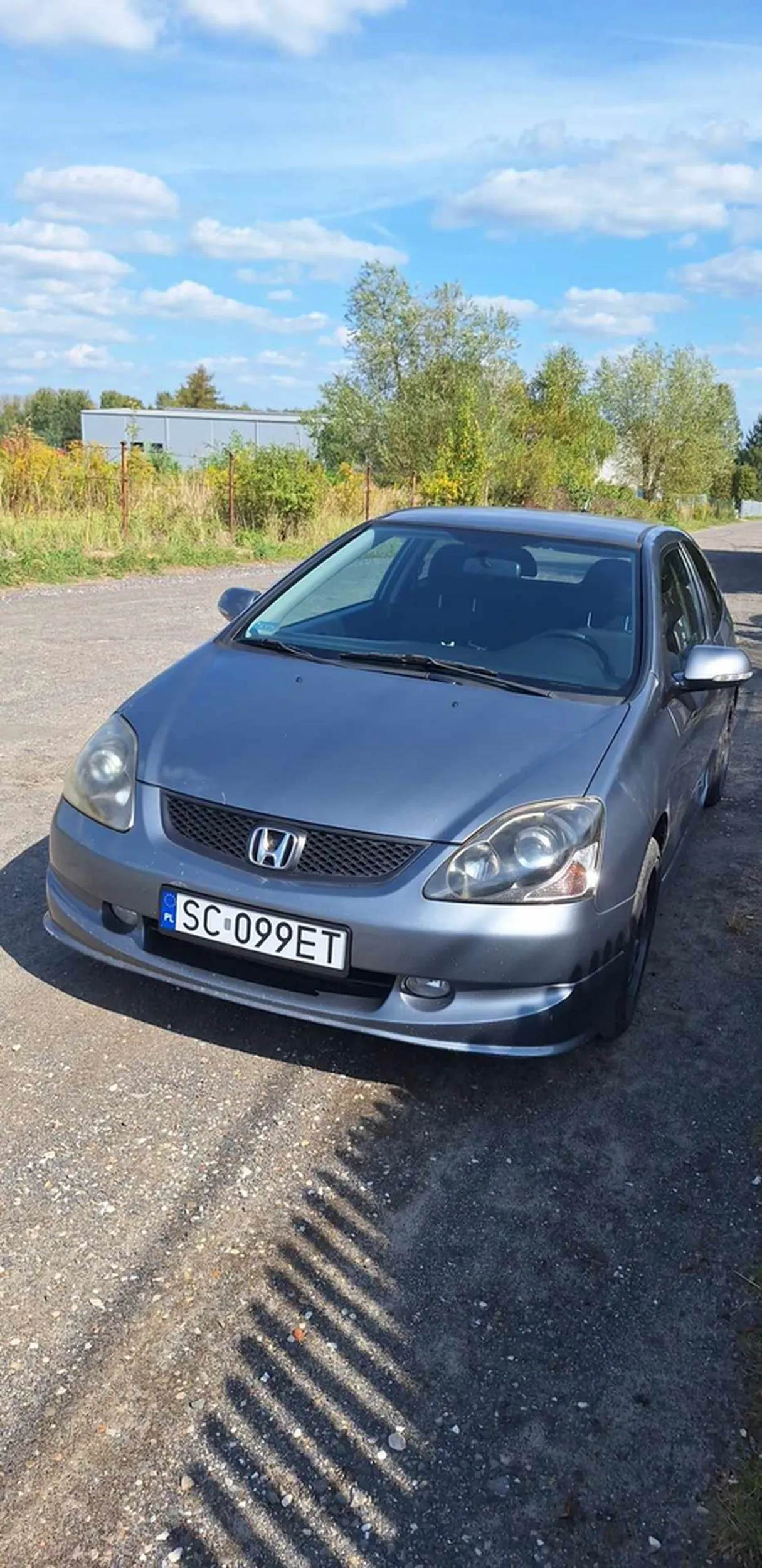 Pajac za każdym razem jak przejeżdża pod moim domem gazuje tym szrotem. Radio nie działa, klima też nie